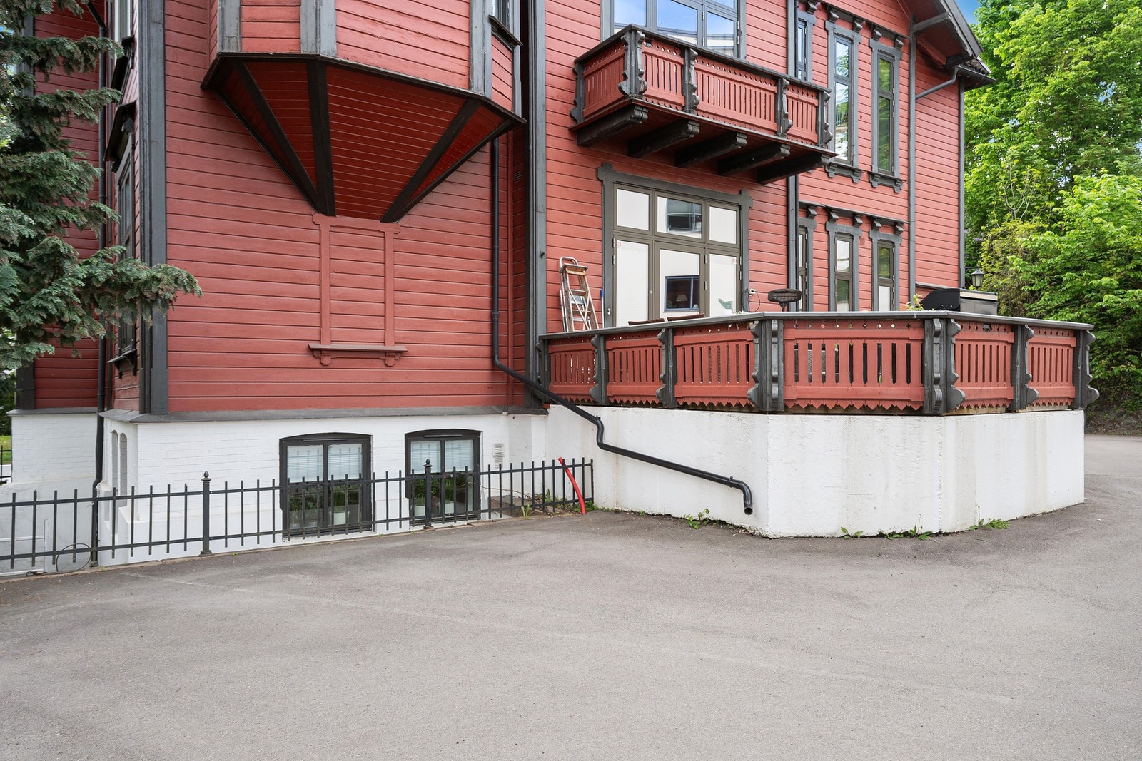 Det medfølger en parkeringsplass. Det er mulighet for etablering av lader for elbil. Galleribilde