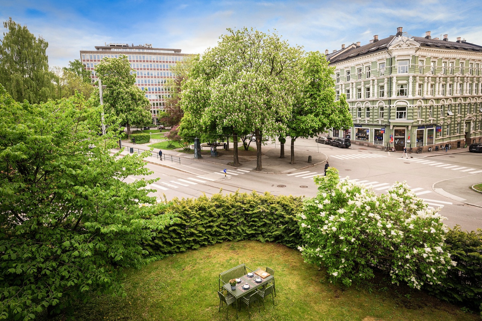 Nydelig utsyn hvor man kan følge årstidene gjennom fargene på de frodige omgivelsene. Galleribilde