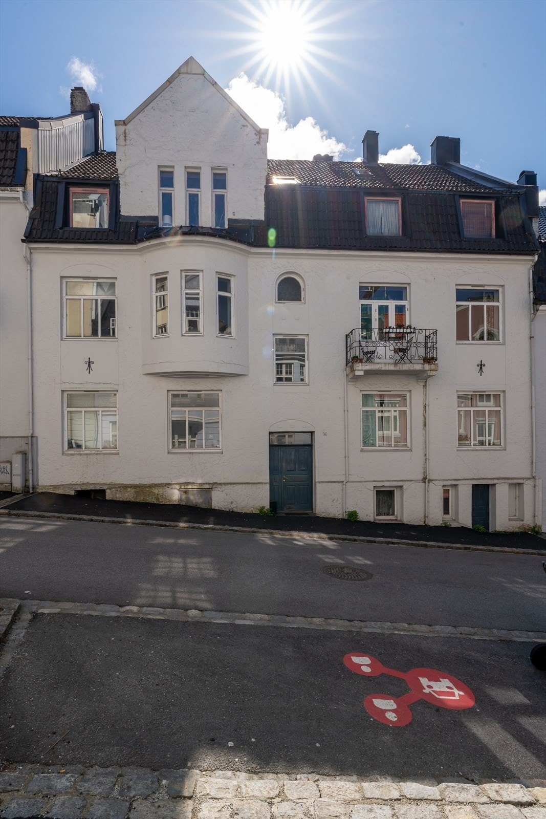 Eiendommen består av 6 leiligheter og en hybel (ikke godkjent). Galleribilde