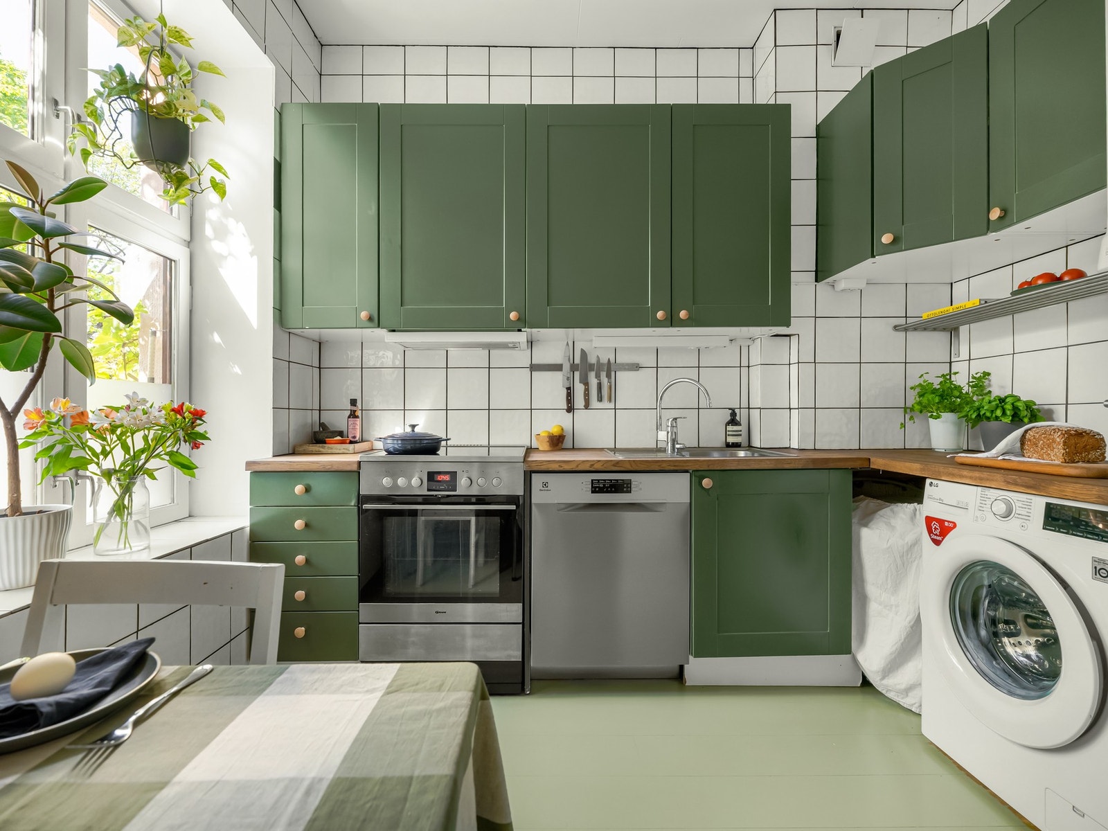 Innredningen består av profilerte fronter, benkeplate av treverk, oppvaskkum, komfyr med platetopp, oppvaskmaskin og frittstående kjøleskap med frysedel. Galleribilde