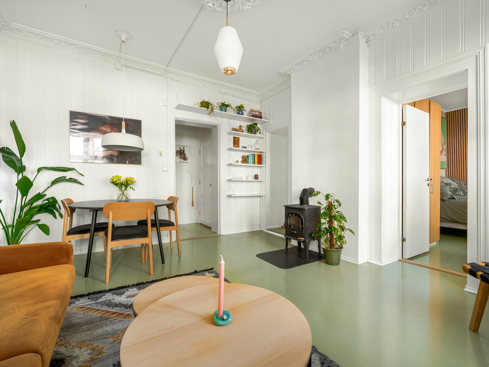 Stuen er et skikkelig innbydende og godt oppholdsrom, med plass til valgfritt møblement. Galleribilde