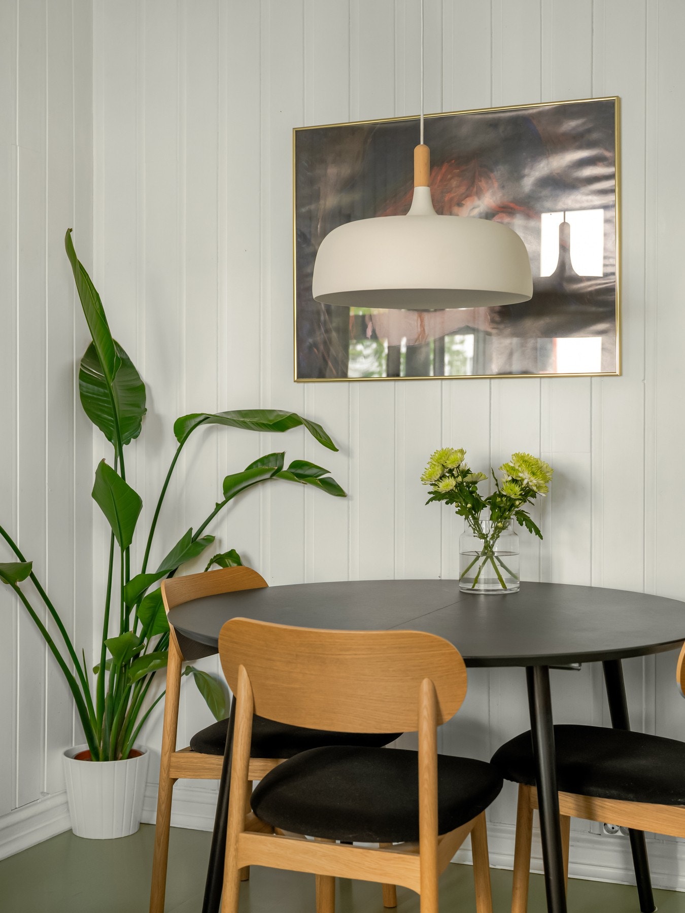 ...og selvfølgelig spisebord. Et fint sted å invitere venner og familie på besøk. Galleribilde