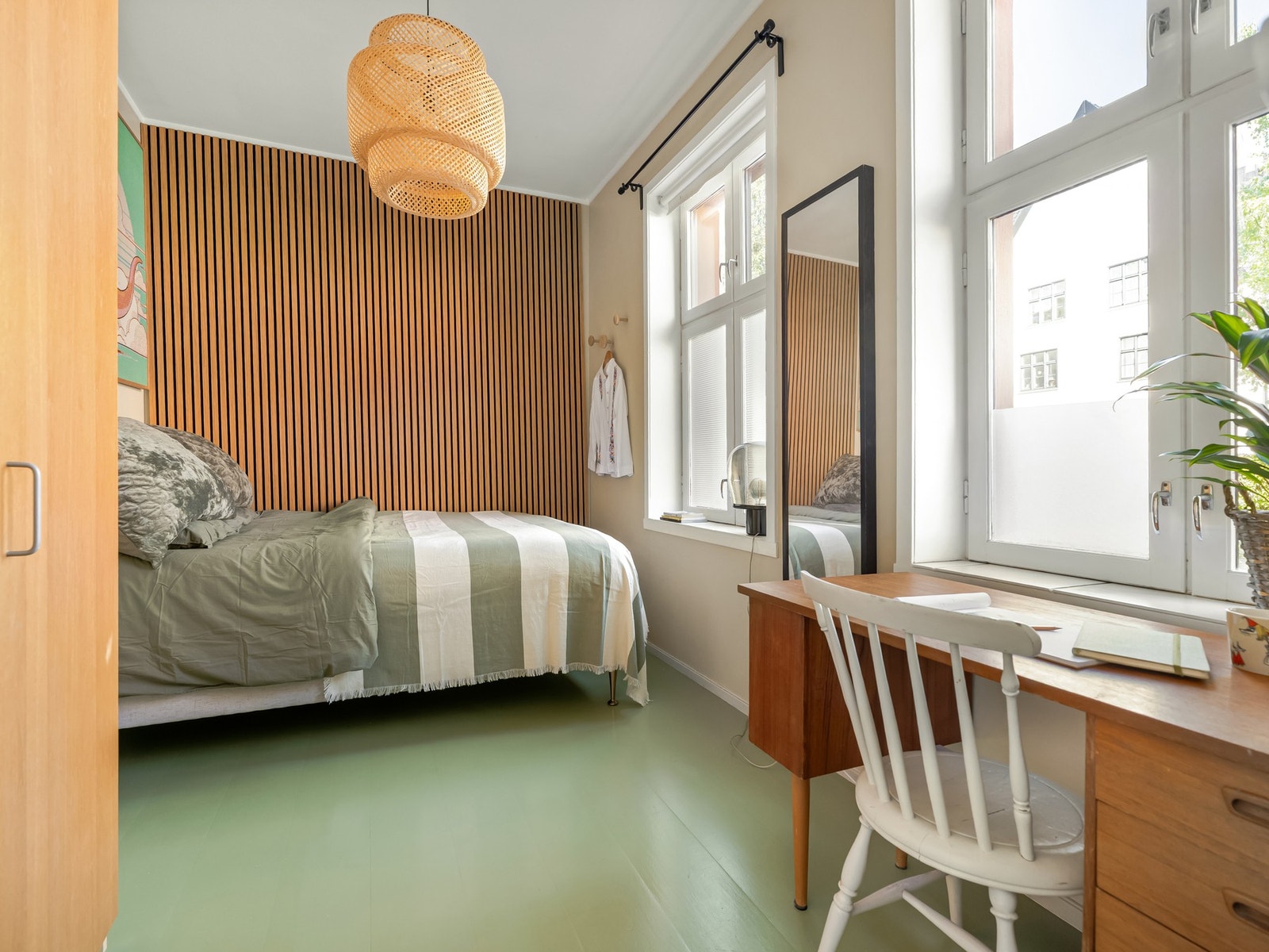 Rommet er svært luftig, og byr på masse skapplass. Galleribilde