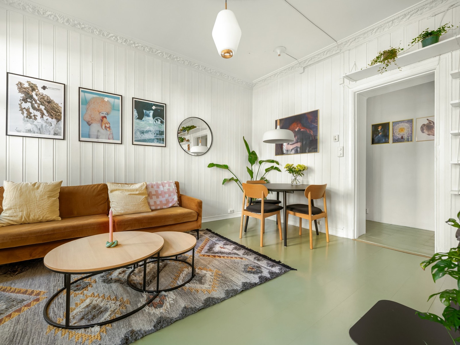 Stuen er romslig og det er fine løsninger for ulike soner. Det er god plass til større sofagruppe, salongbord, TV-benk.. Galleribilde