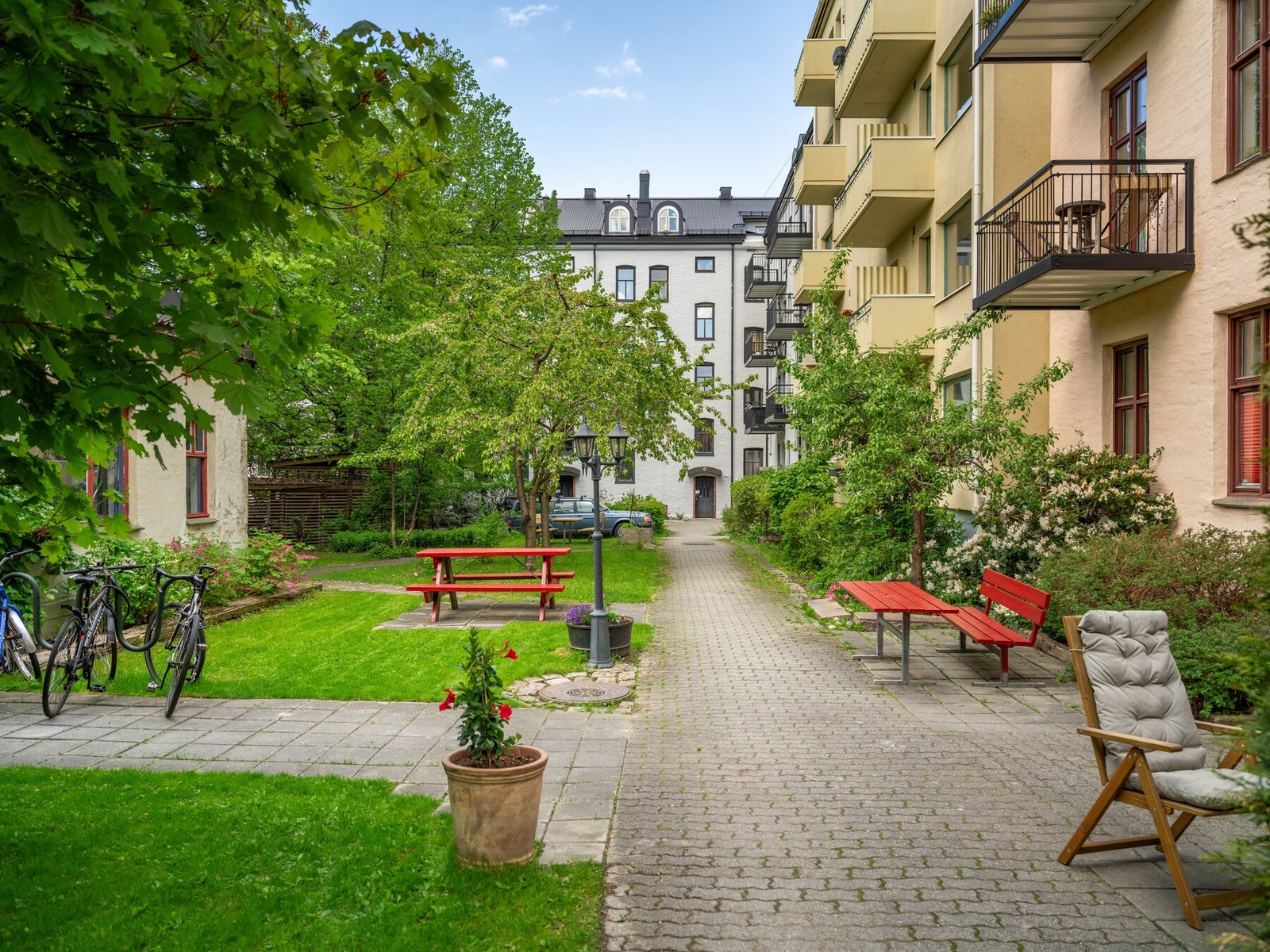 Det er mye sol gjennom hele dagen i bakgården. Galleribilde