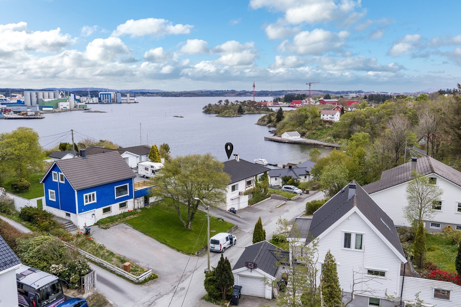Boligen ligger fritt og solrikt til i et etablert boligområde med nydelig utsikt mot Karmsundet Galleribilde