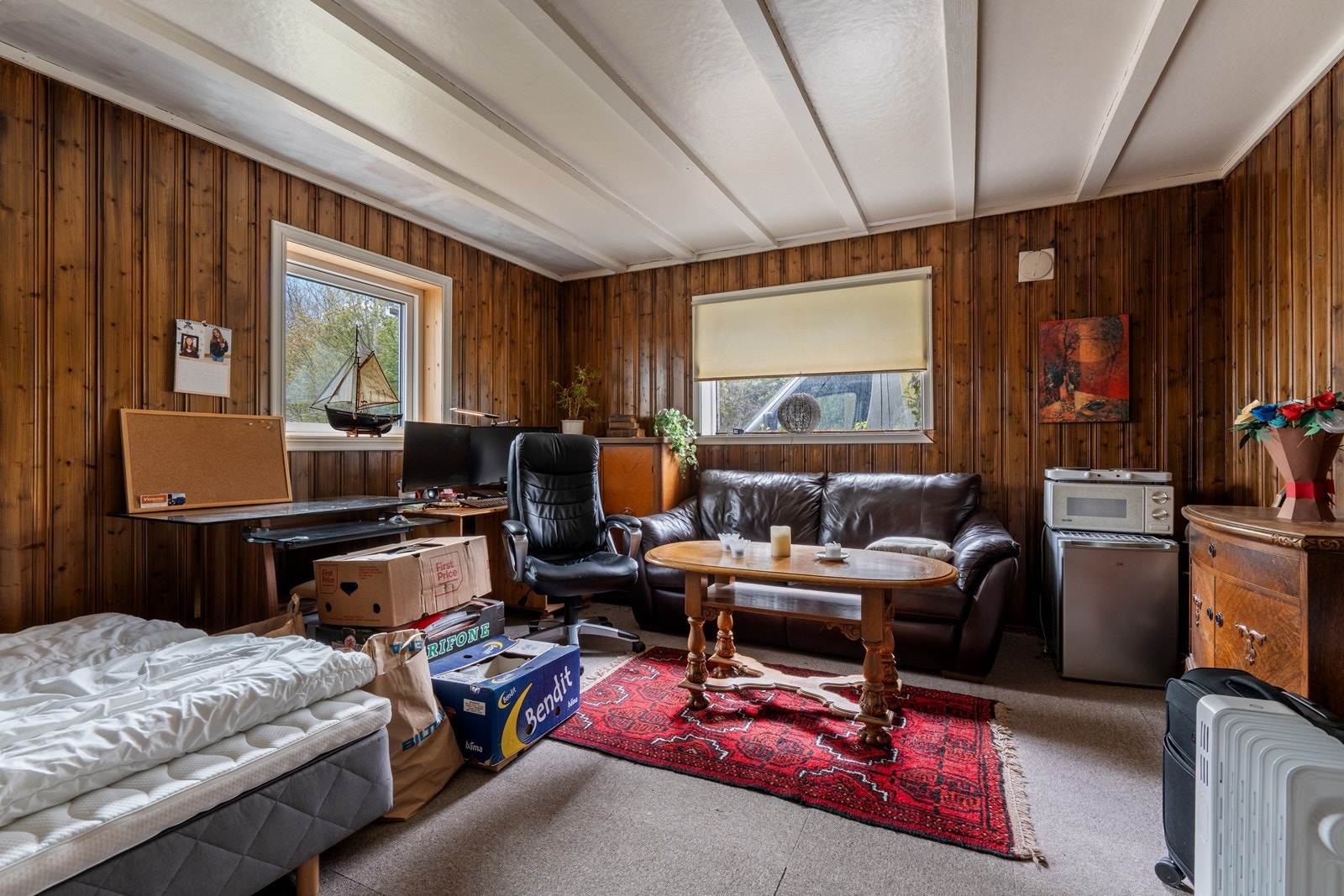 Kjellerstue med god plass til sofagruppe og tv-møblement Galleribilde