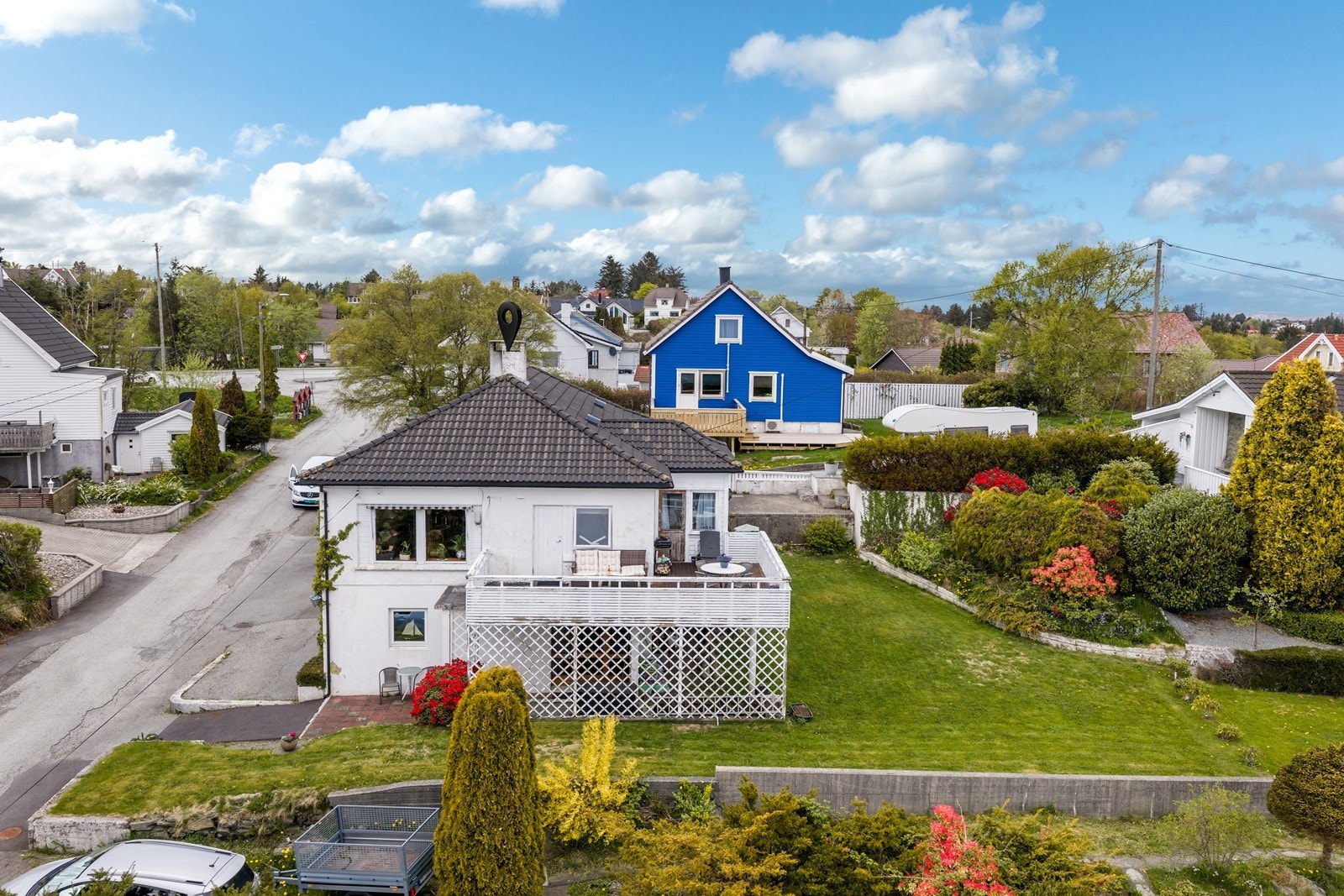Eiendommen har en tomt på 543,1 kvm som er opparbeidet med stor hage og diverse beplantning Galleribilde