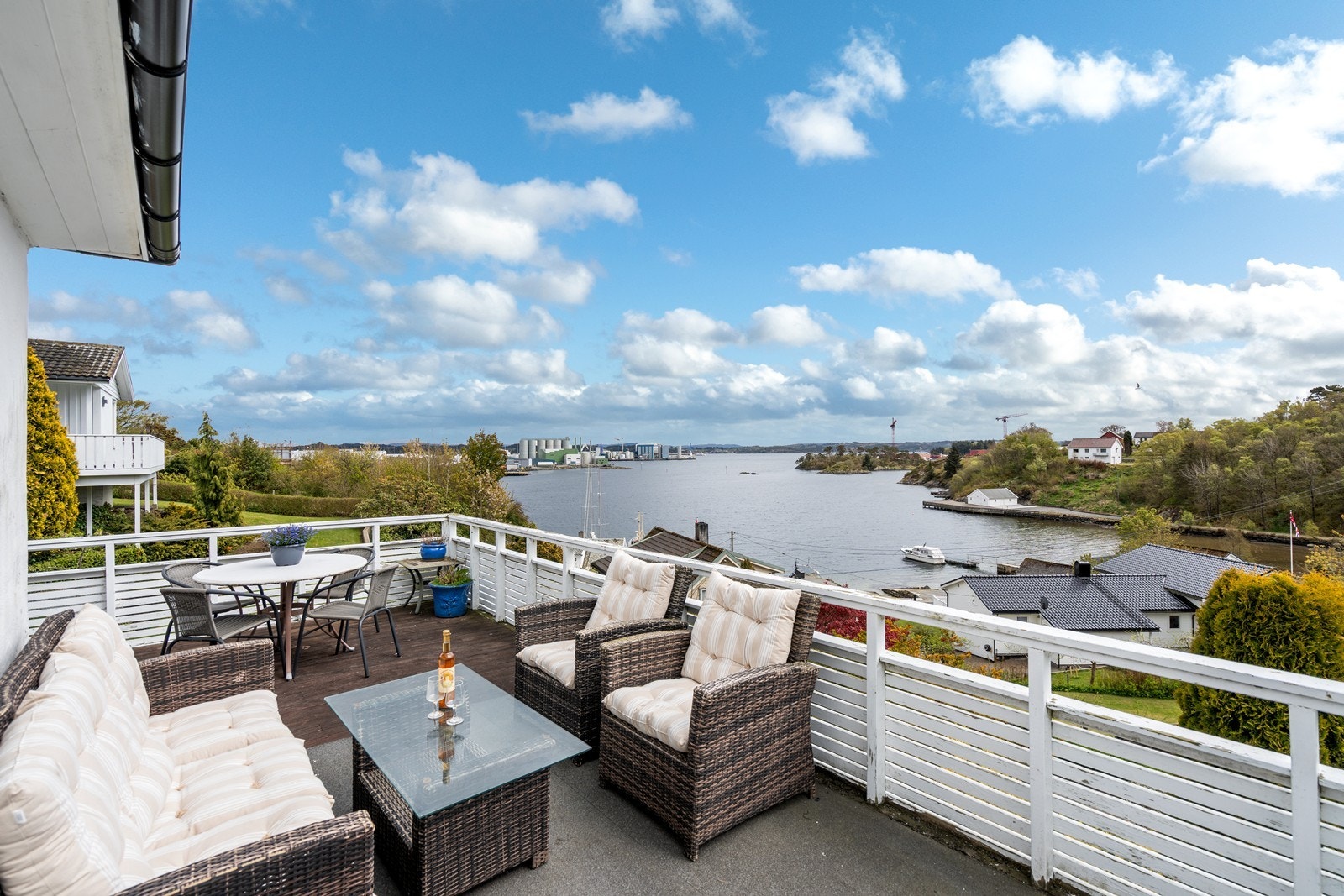 Boligen har en stor terrasse med herlige solforhold (utvidelse av terrasse er ikke omsøkt og godkjent) Galleribilde