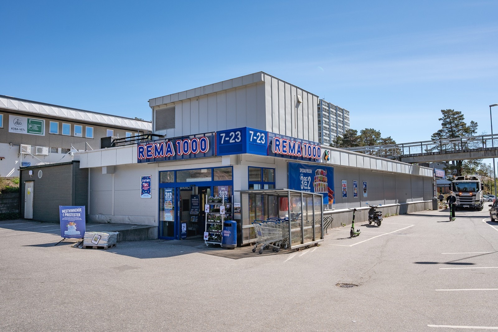 På Tinnheia finner man dagligvarebutikken Rema 1000 Galleribilde