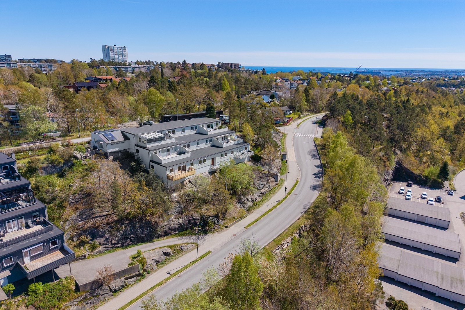 Bussholdeplass like nedenfor terrasseblokka, med trappeadkomst direkte ned fra blokka. Galleribilde