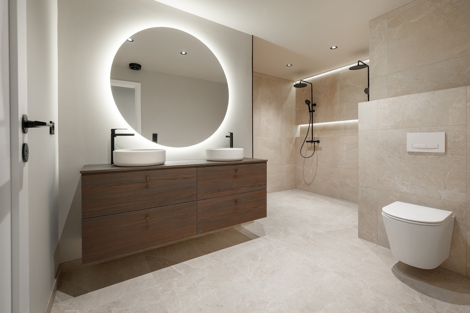Dette badet må oppleves! Høy standard med fliser på gulv og vegger, dobbel dusj med integrert led-belysning, lekre sorte detaljer og innredning fra Foss Bad. Galleribilde