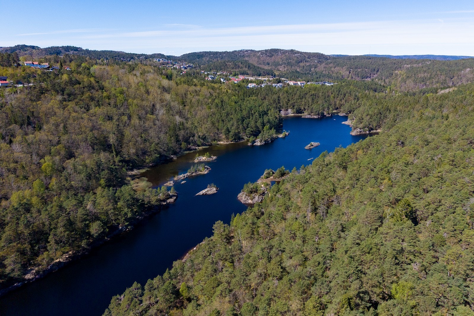 Naturskjønne omgivelser med kort avstand til turmuligheter og rekreasjonsområder. Galleribilde