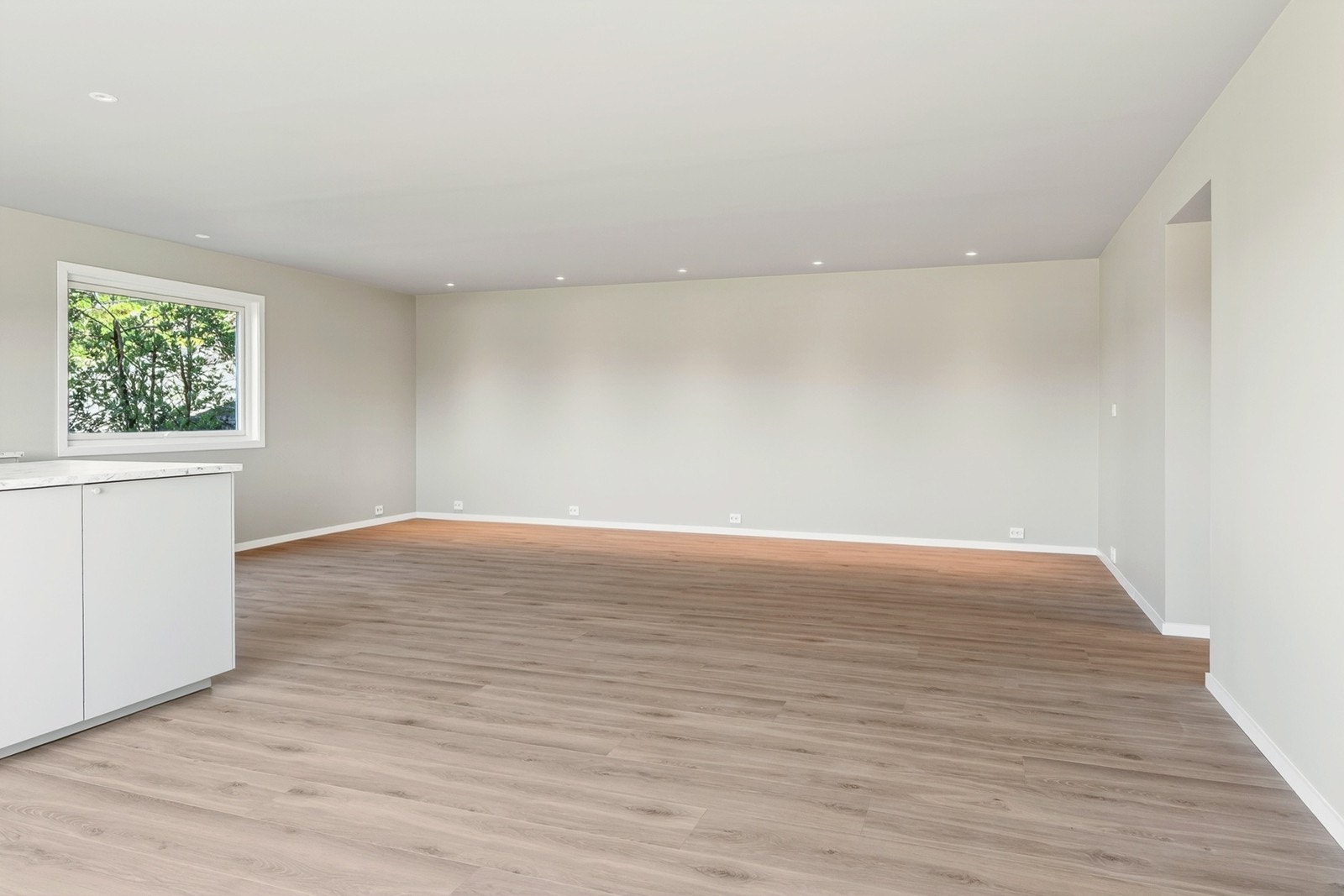 Stor og åpen stue/kjøkken-løsning. Utstrakt bruk av downlights. Galleribilde
