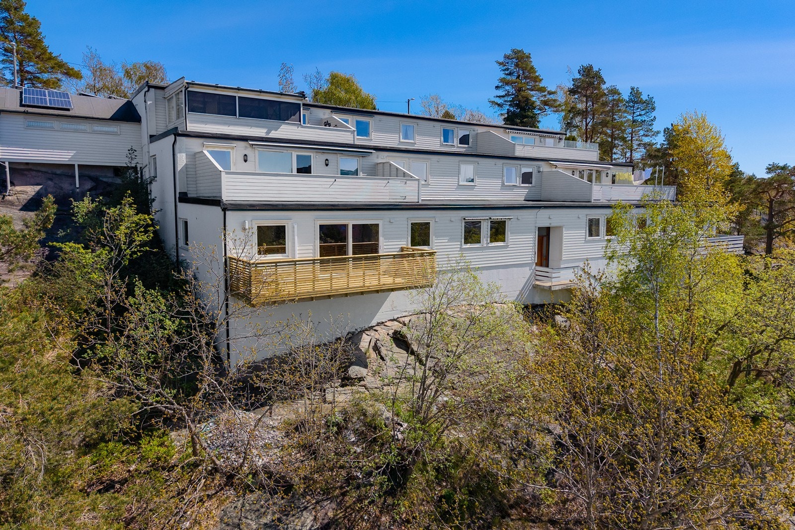 Nyrenovert balkong av impregnerte materialer. Balkongen vender mot vest og har gode solforhold kveldstid! Galleribilde