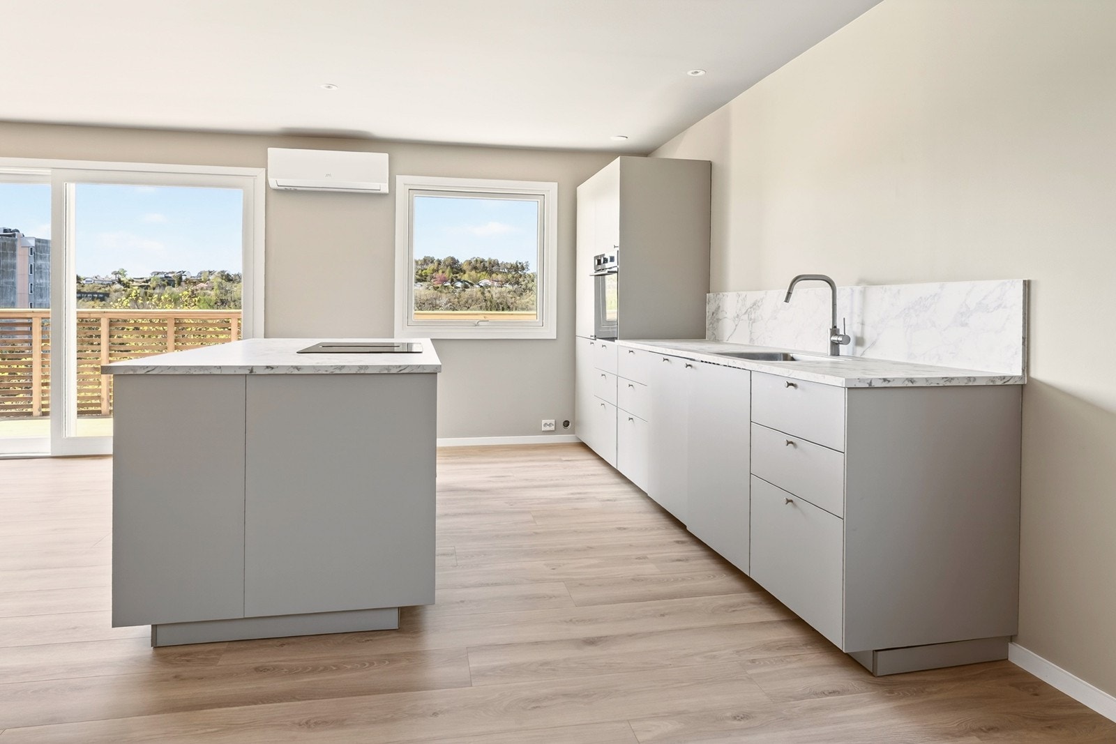 Lekker, ny kjøkkeninnredning fra Ikea med integrerte hvitevarer. Stor kjøkkenøy med platetopp med avtrekk. Galleribilde