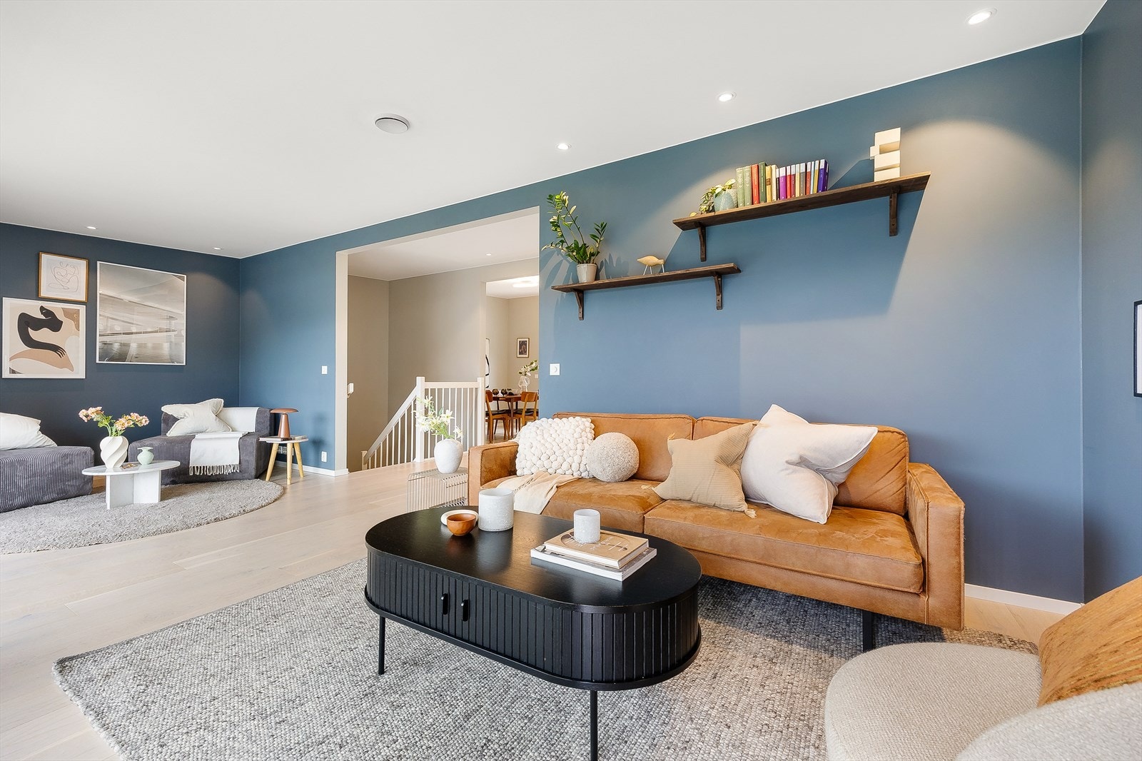 Stuedelen har god plass til sofa med tilhørende stuebord, og øvrig innredning etter behov Galleribilde