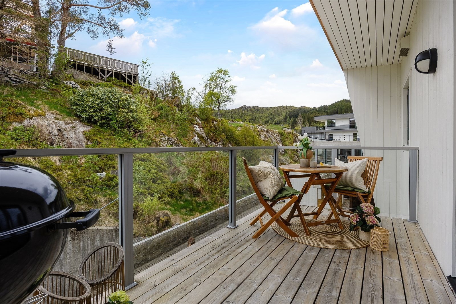 På altanen med utgang fra kjøkken er det god plass til sittegruppe og grill Galleribilde