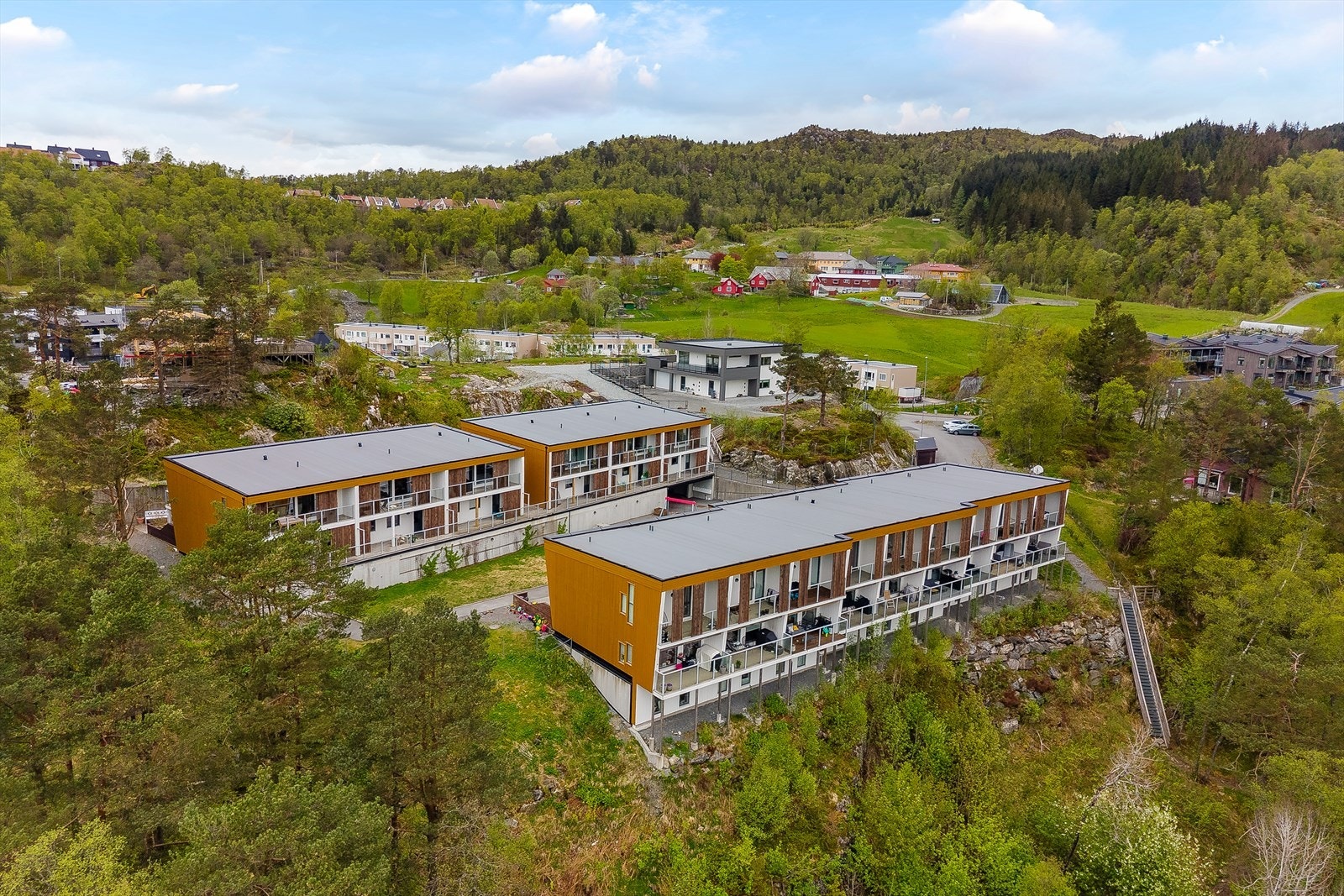 Sameiet består av 15 boligseksjoner med felles tomteareal og garasjeanlegg. Galleribilde