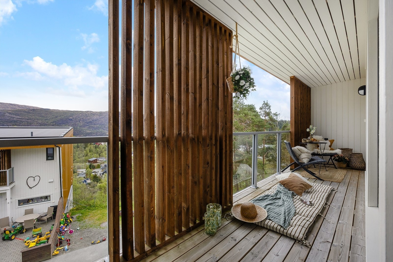 Med flere altaner og en terrasse ligger alt til rette for å nyte både morgen- og kveldssol. Galleribilde