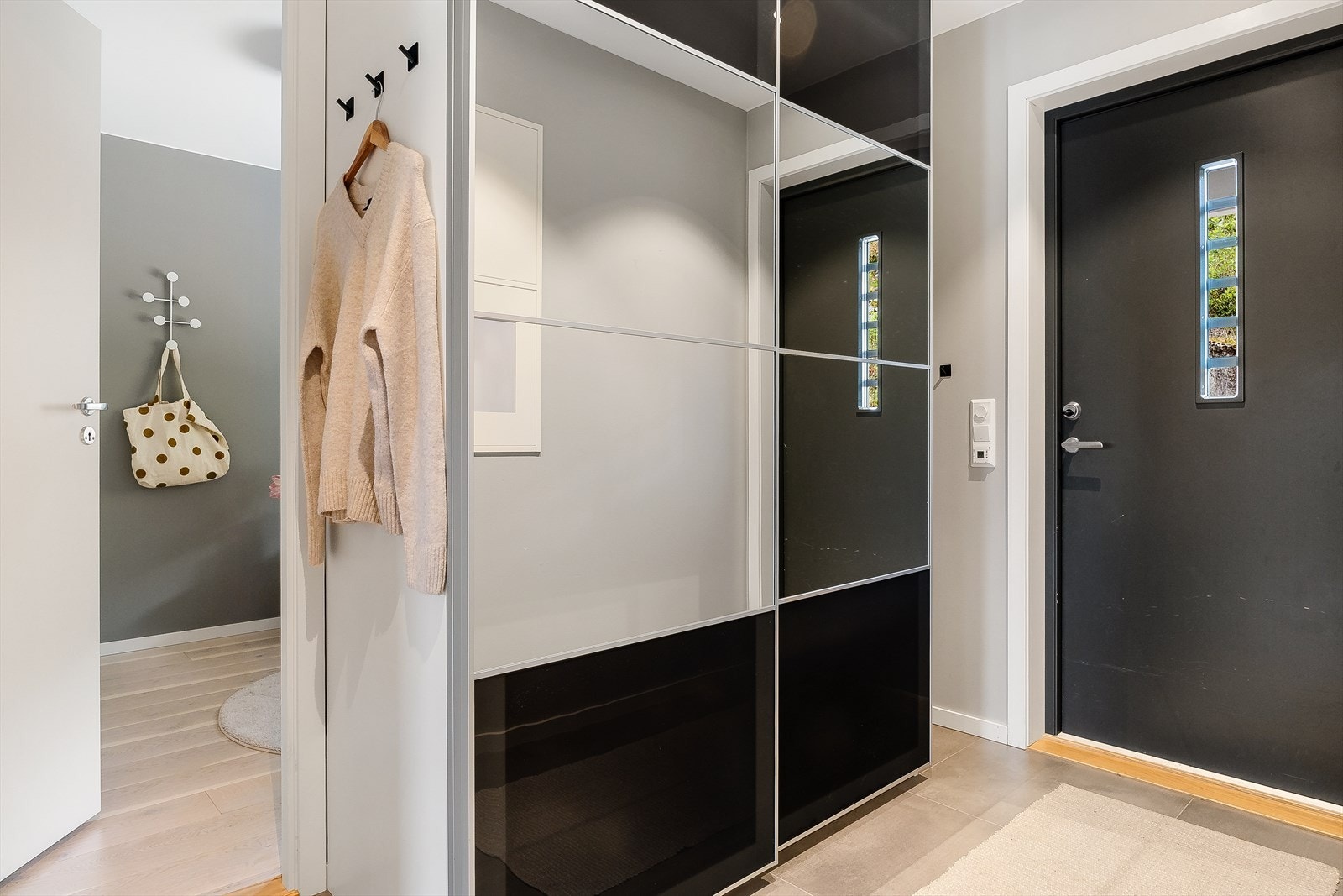 Gulvet i entréen er flislagt og har varmekabler i likhet med resten av etasjen. Galleribilde