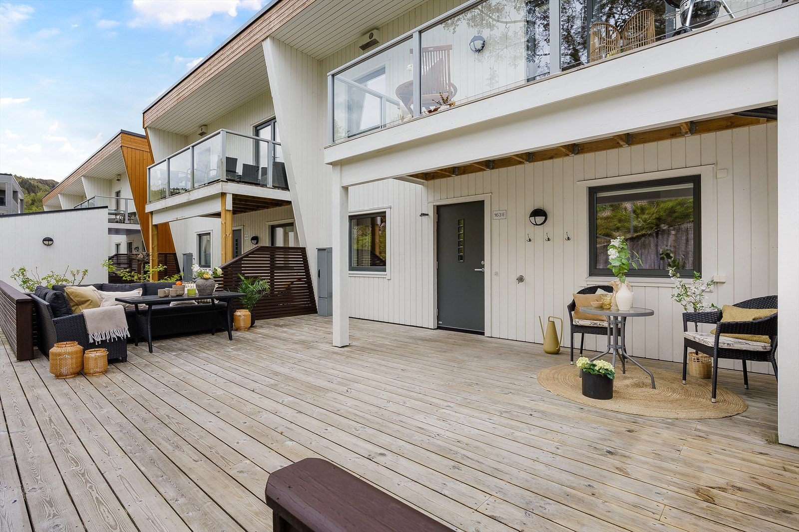 Inngangsparti med romslig terrasse Galleribilde