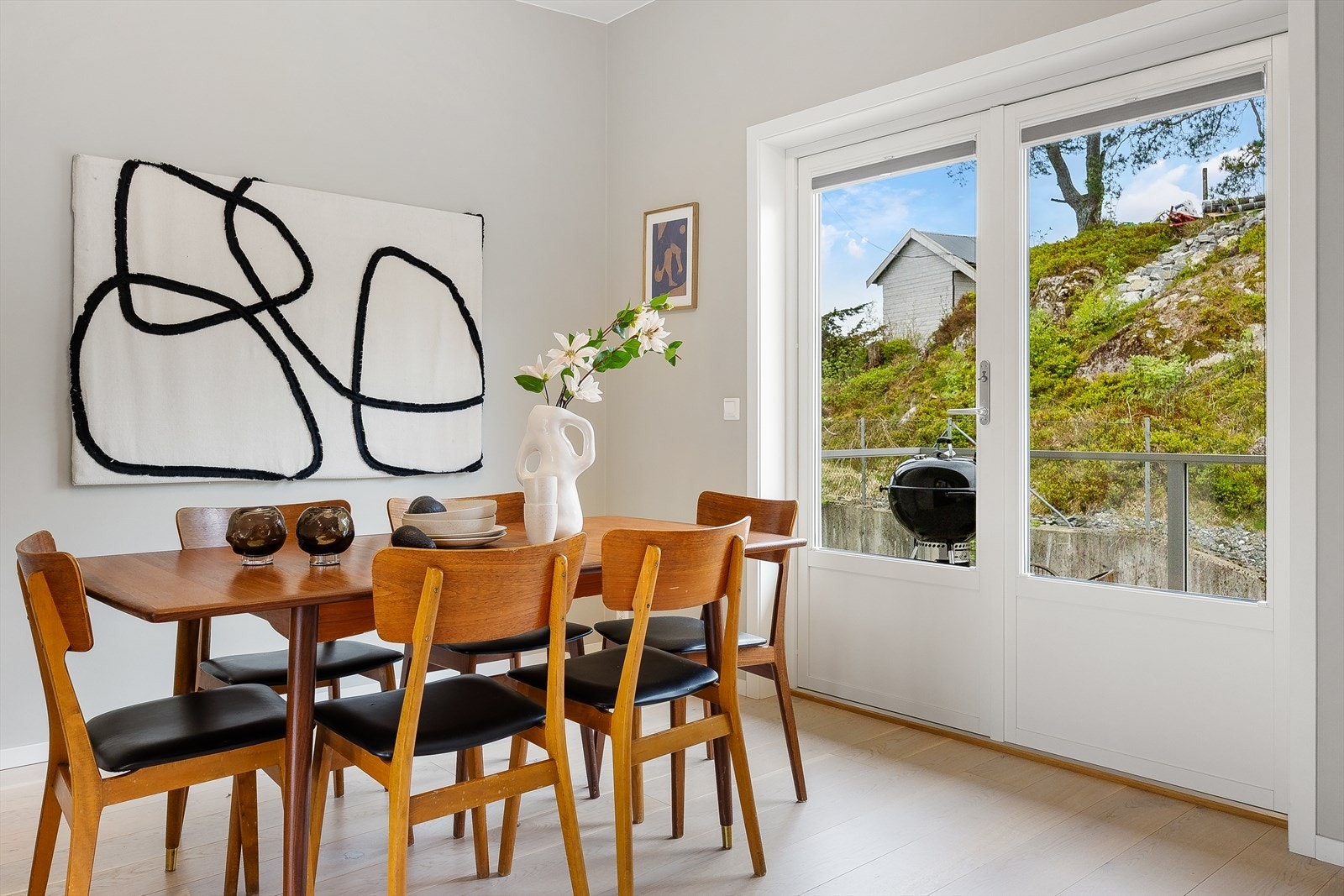 Fra stue og kjøkkenet er det utgang til flotte altaner på henholdsvis 10 m² og 8 m². Galleribilde