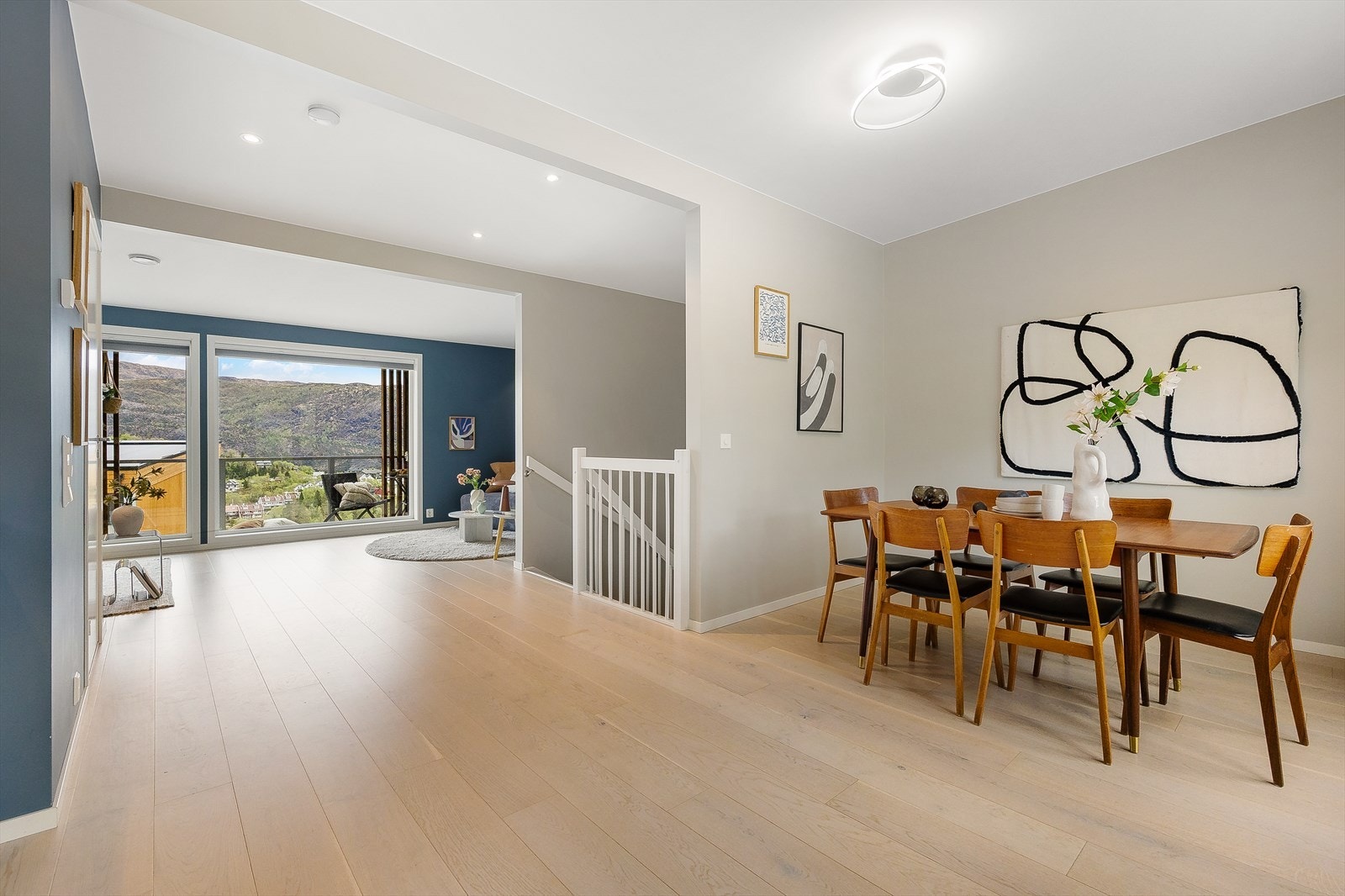 2.etasjen byr på en lys og innbydende stue- og kjøkkenløsning på hele 52,5 m², naturlig inndelt i soner for matlaging, bespisning og hyggelige sofakvelder. Galleribilde