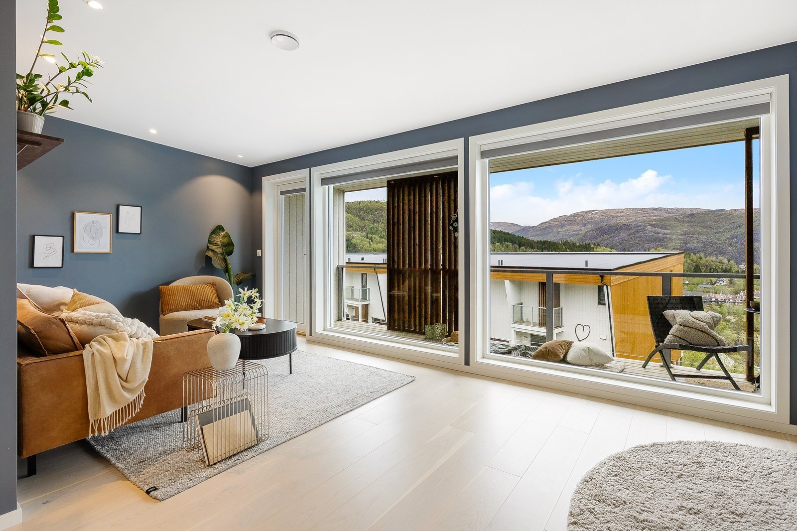 Det er gjennomgående 1-stavs eikeparkett i oppholdsrommene og slette, malte vegger som gir boligen et moderne og harmonisk uttrykk. Galleribilde