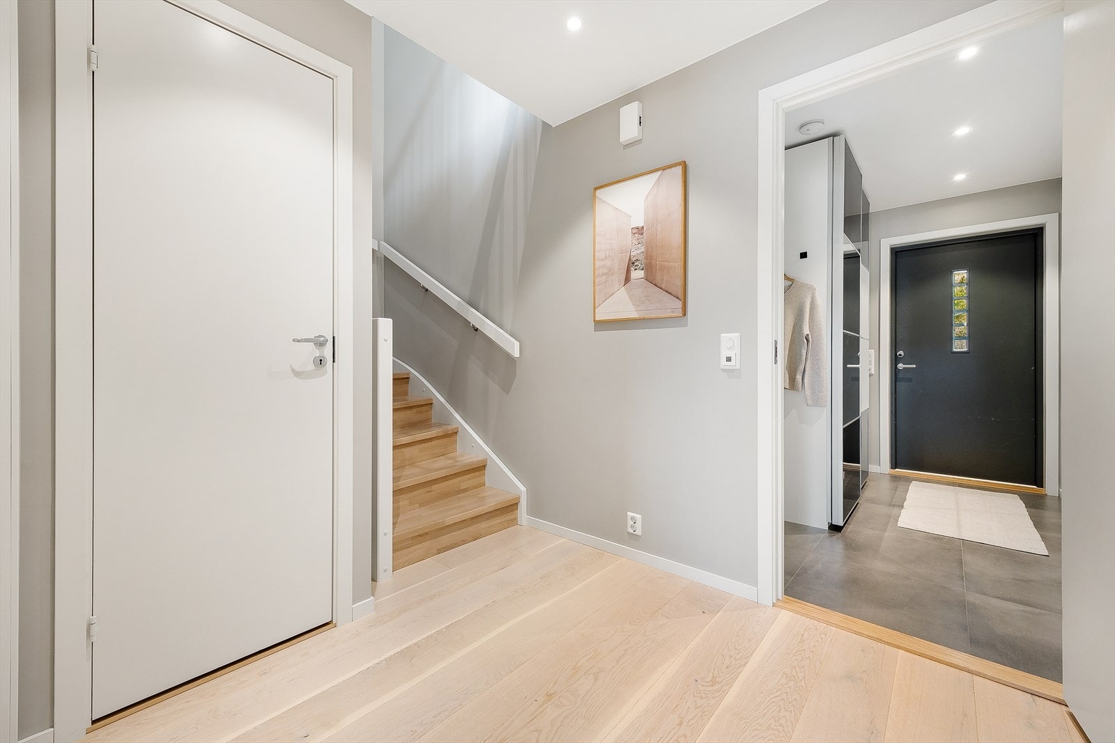 Entré og gangen fremstår som lys og innbydende med god plass til garderobeskap og oppbevaring av yttertøy og sko. Galleribilde