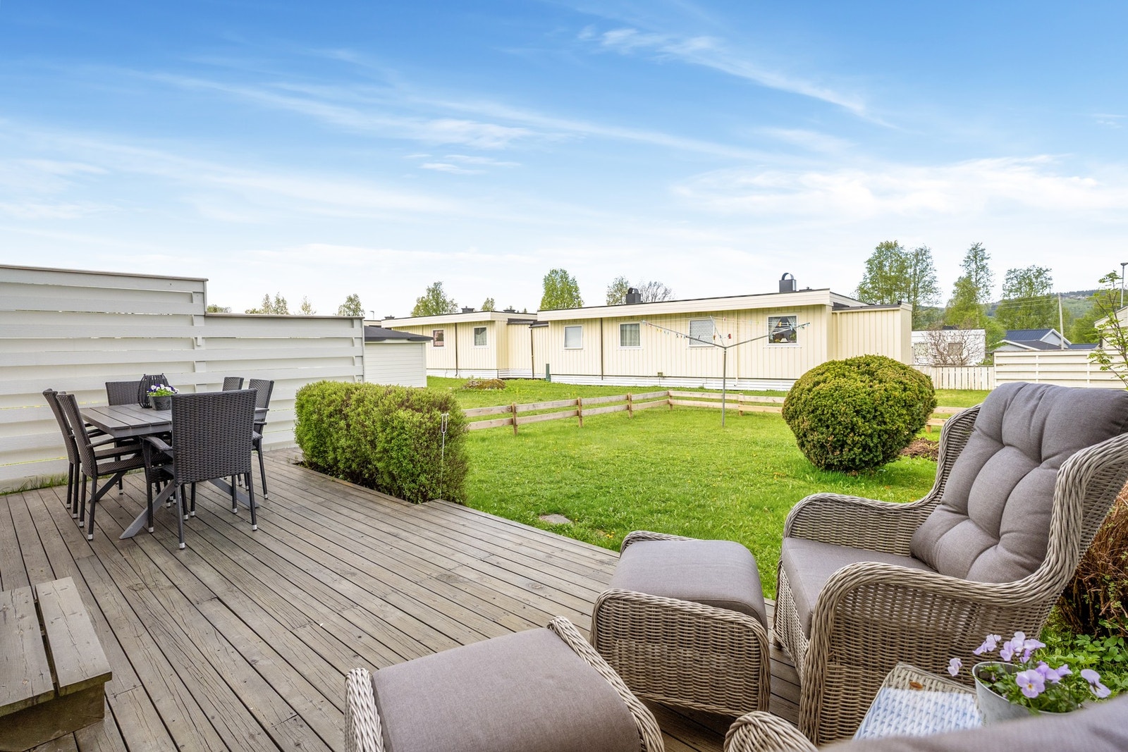 Romslig terrasse og hageflekk Galleribilde