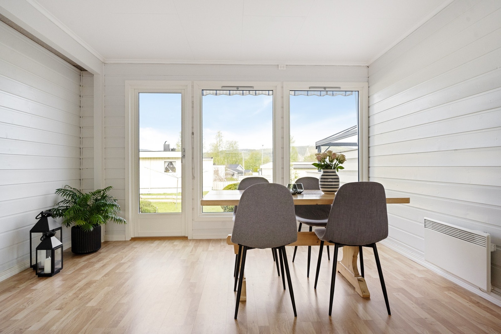 Fin plass for spisestue i stua Galleribilde