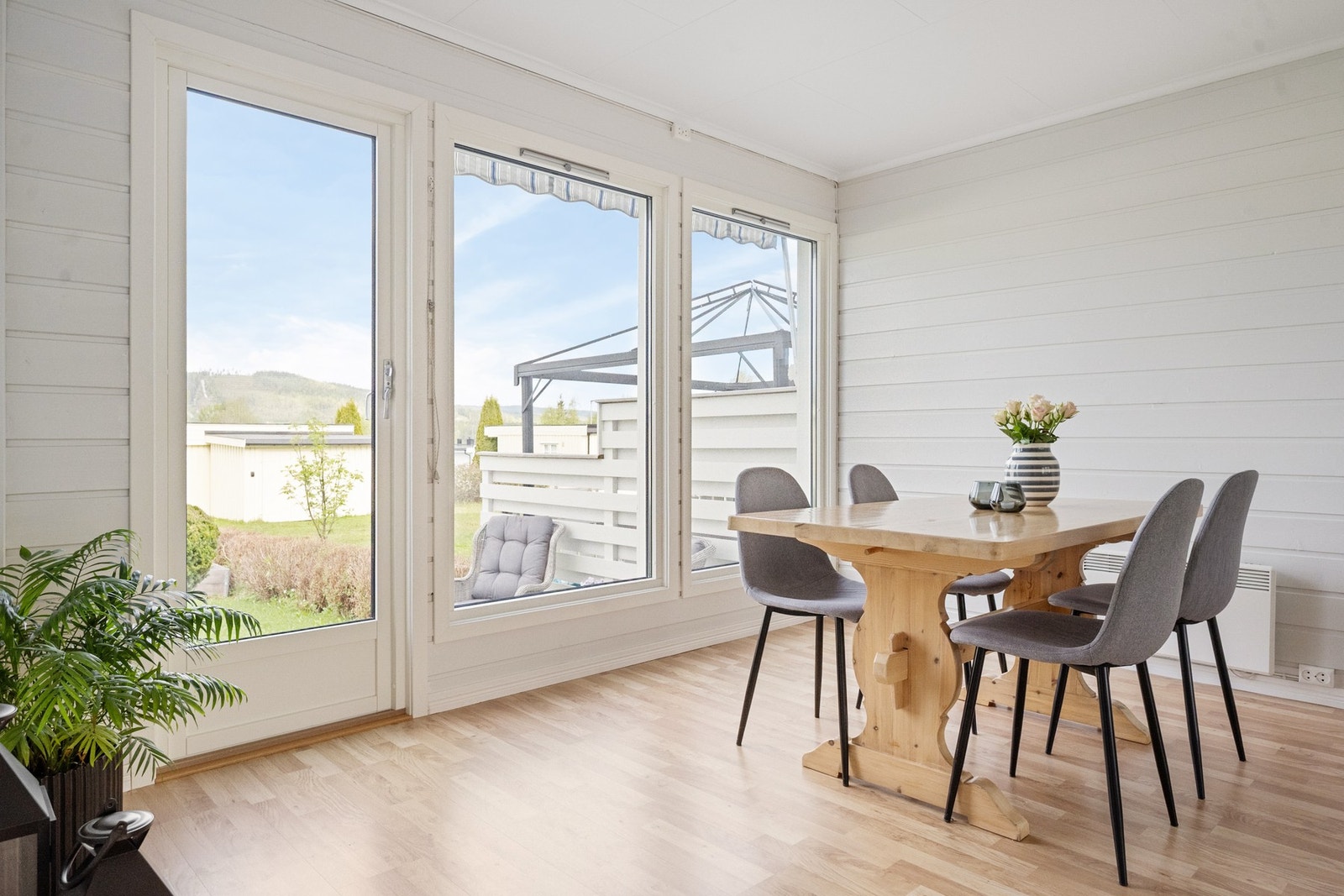 Fra stua er det utgang til terrassen Galleribilde