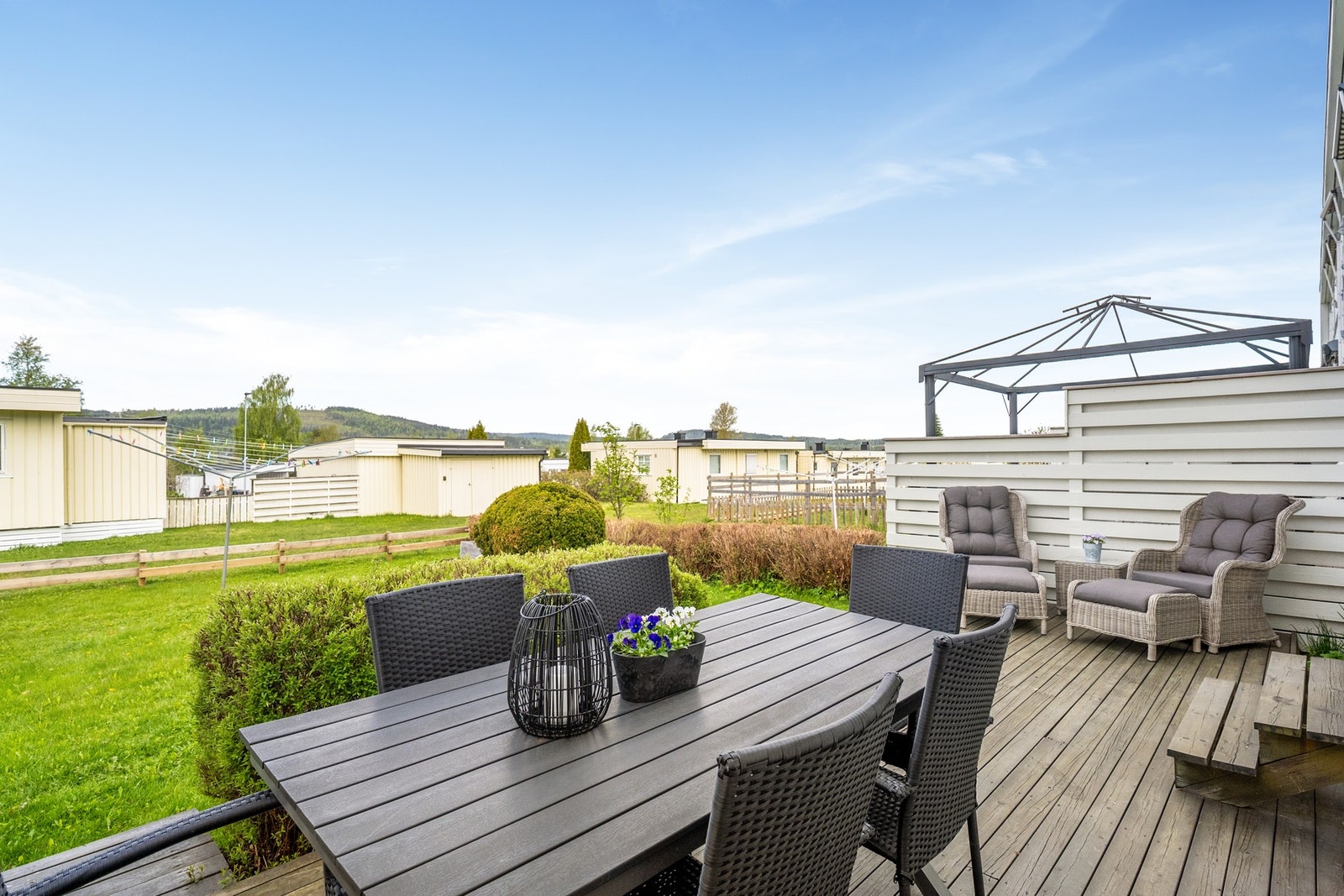 Utsikt til nærområdet fra terrassen og hagen Galleribilde