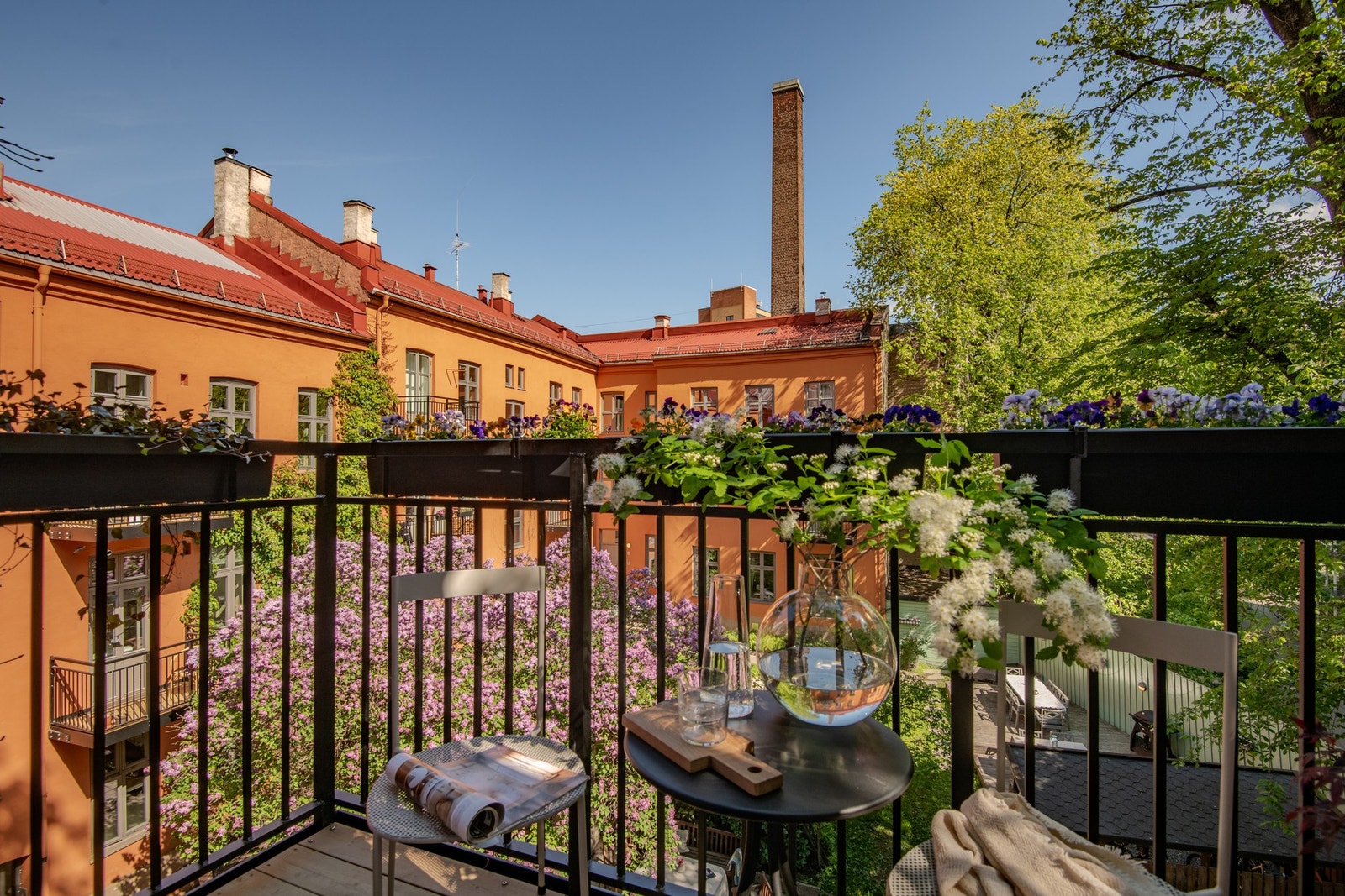 Hyggelig balkong på ca. 3m², vendt mot en frodig og idyllisk bakgård. Galleribilde