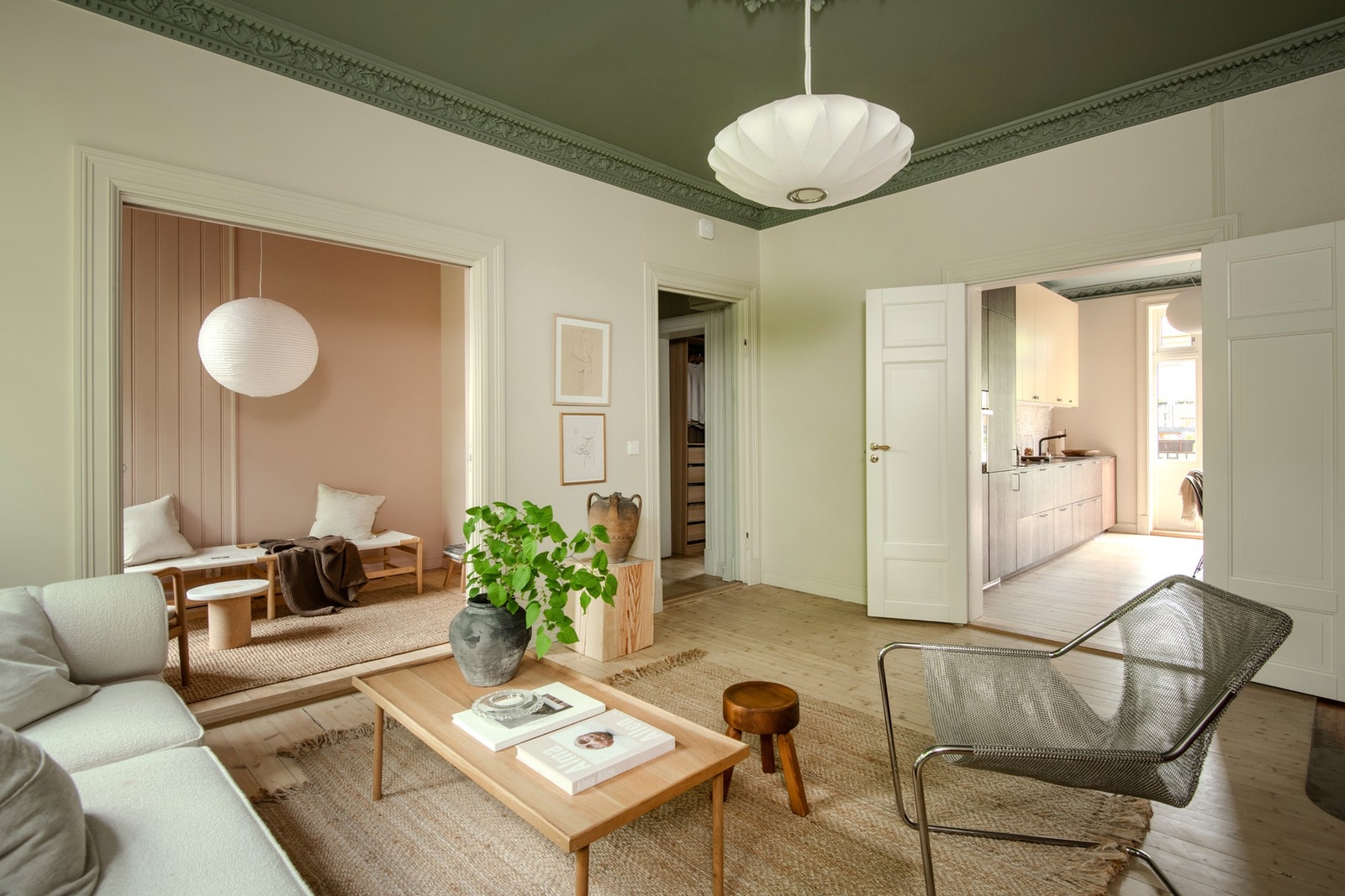 Stuen har gode innredningsmuligheter med plass til sofagruppe med tilhørende stuebord, mediemøblement og bokhylle. Galleribilde