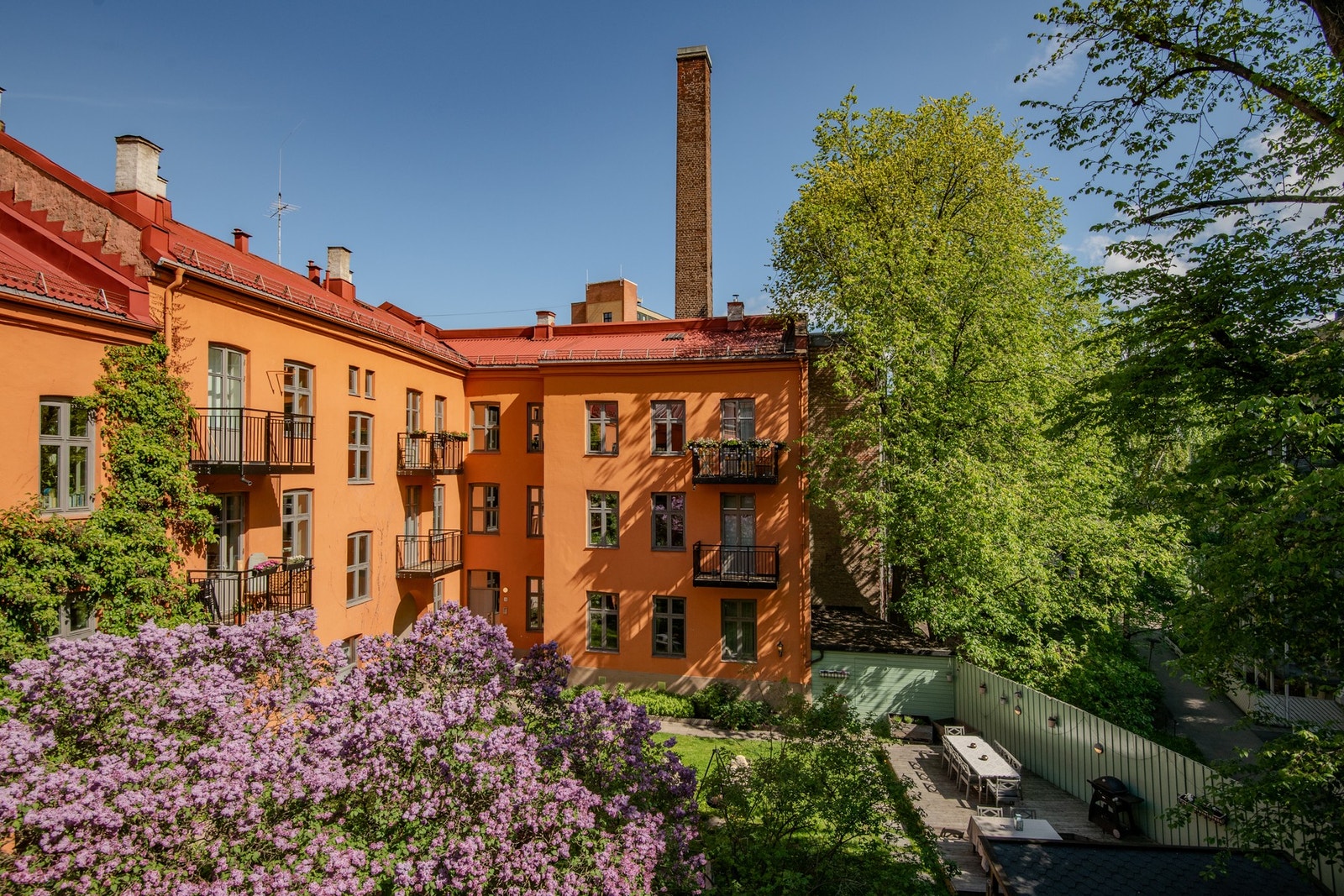 Balkongen er nordvendt og byr på et rolig og skjermet uterom omgitt av vakre klassiske bygårder og grønne trekroner som skaper en særegen atmosfære. Galleribilde
