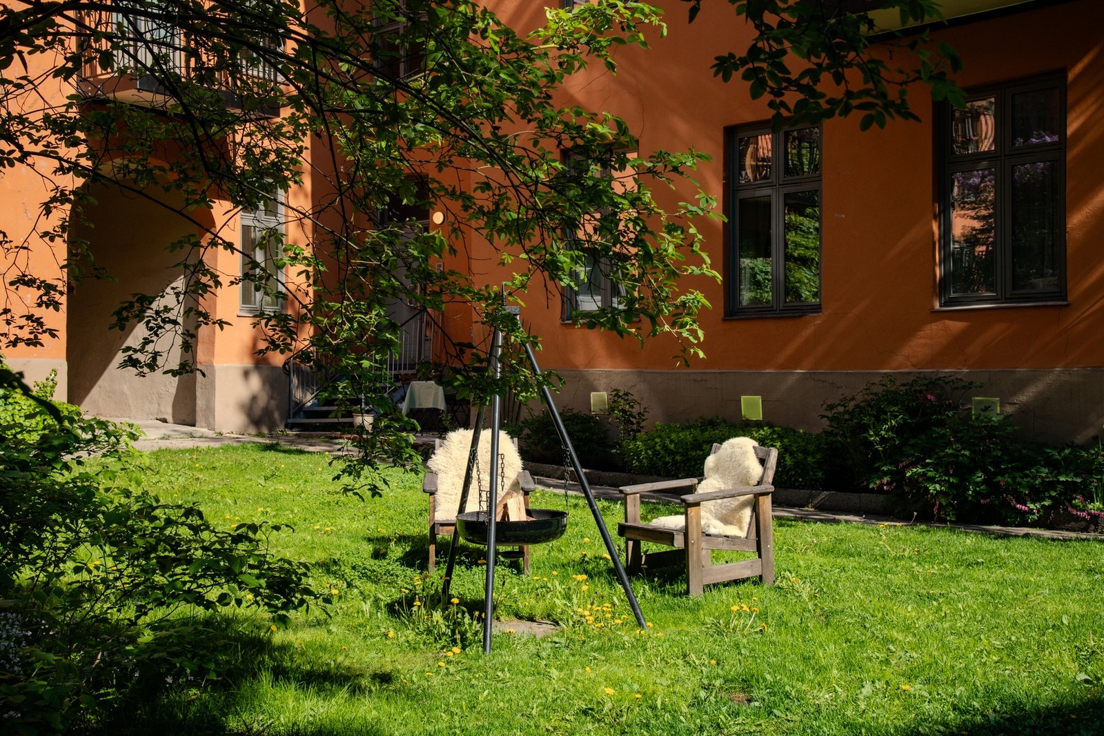 Bakgården er nydelig opparbeidet og til en stor glede for beboerne. Galleribilde