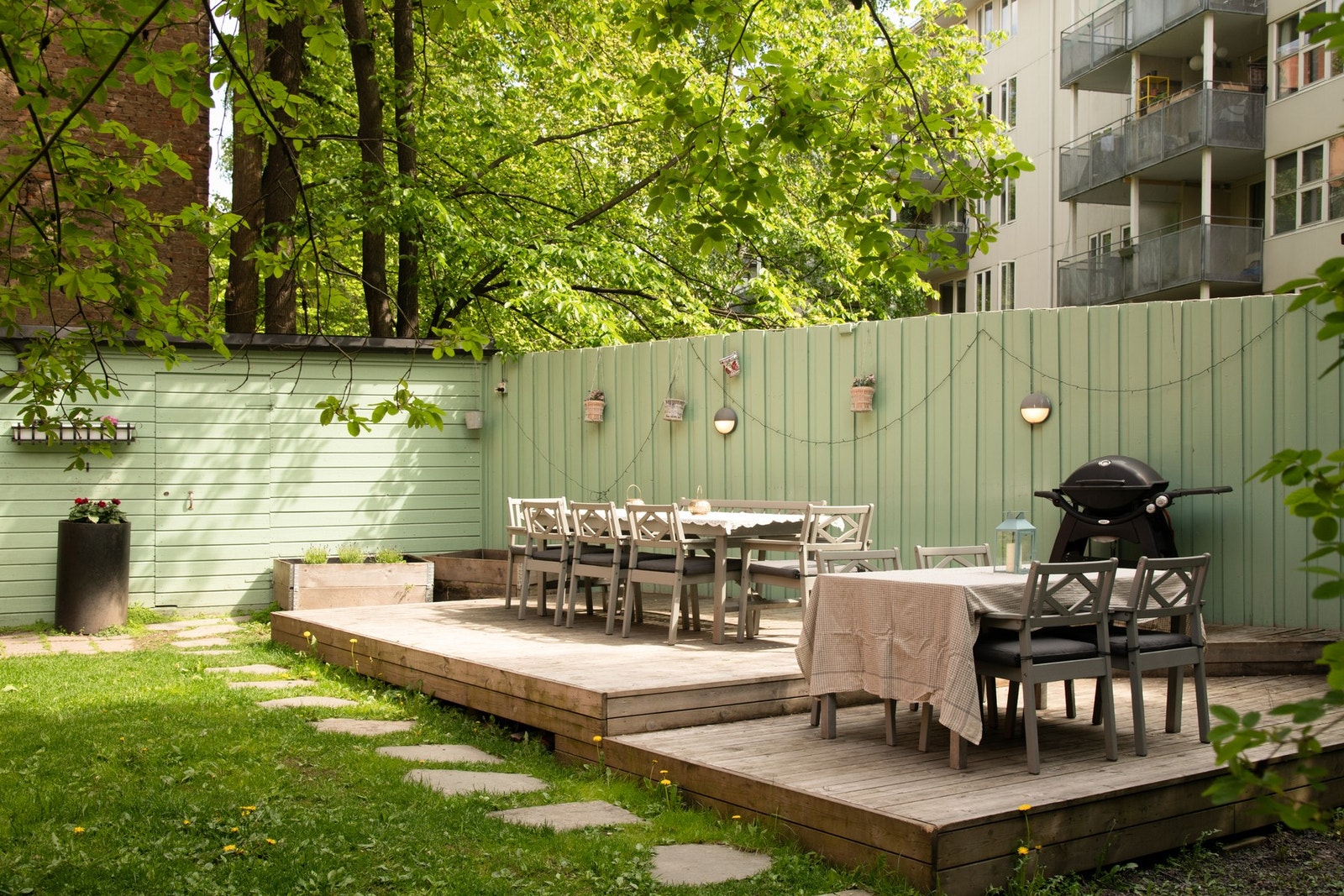 Her er det satt ut flere sitteplasser og grill. Galleribilde