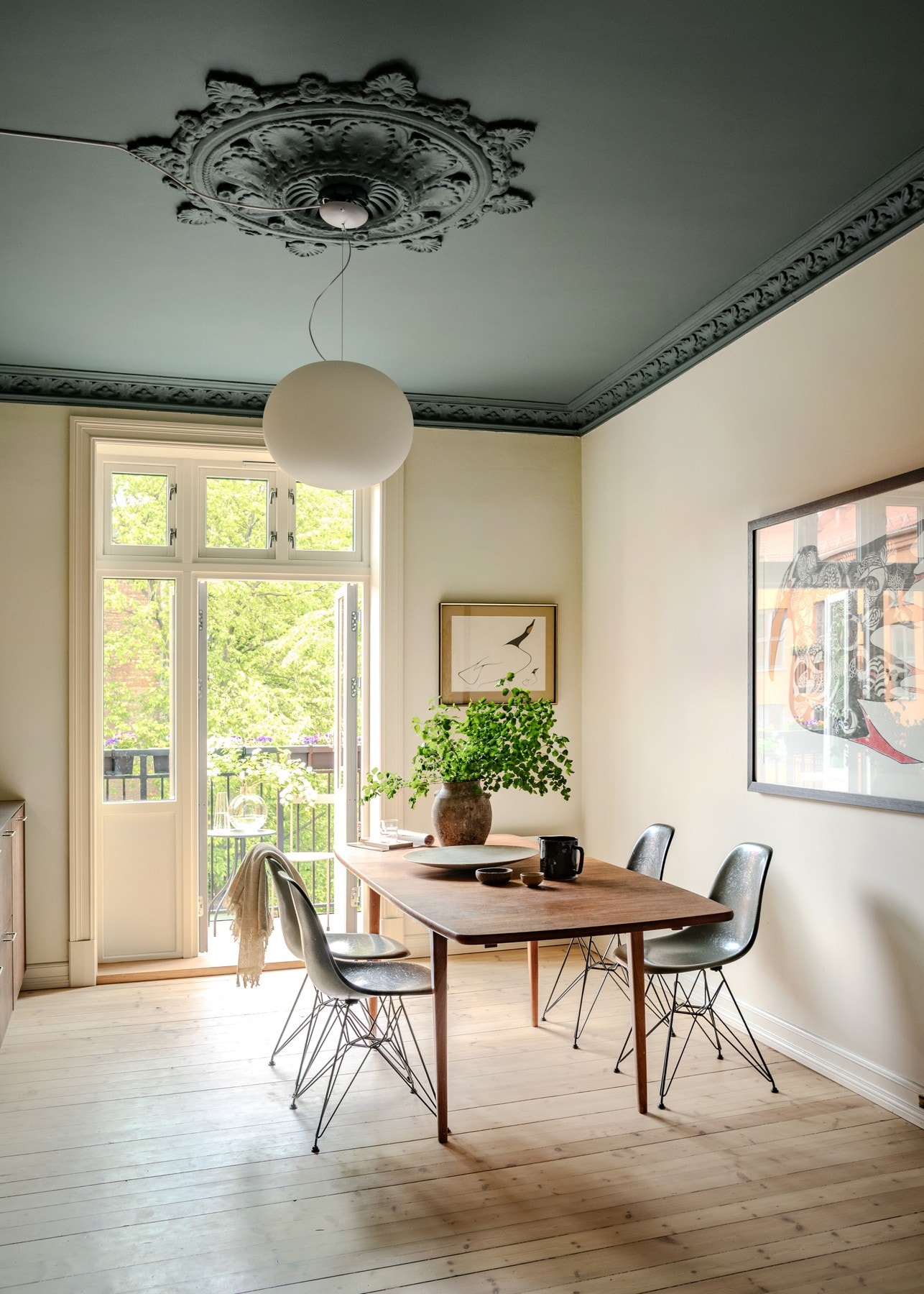 Kjøkkenet har en særegen atmosfære med harmoniske materialvalg, gode lysforhold og plass til spisebord for både hverdagsmåltider og hyggelige sammenkomster. Galleribilde