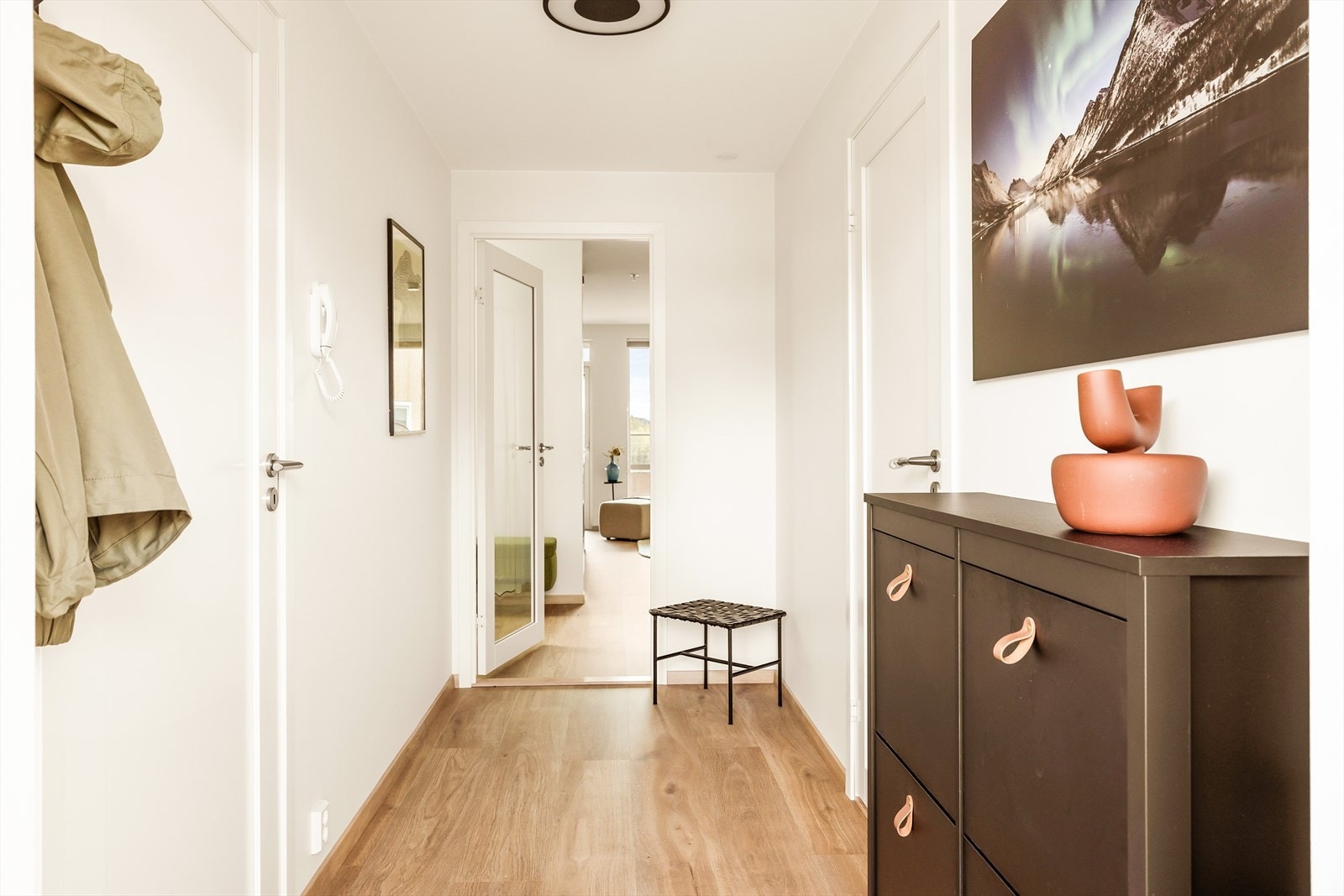 Soverommene ligger skjermet i en egen sone med videre adkomst til badet. Galleribilde