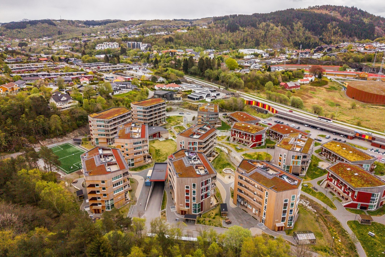 Innbydende fellesarealer som fungerer som en naturlig samlingsplass for både store og små. Galleribilde