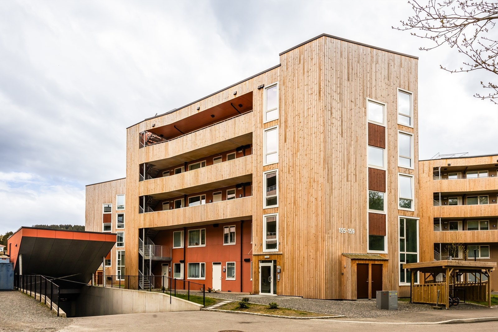 Det medfølger garasjeplass samt bod på 8 m² (Selger opplyser at boden er en av de største i sameiet) i nabobygg nr. 167. Garasjeplassen er også utstyrt med elbillader av typen Zaptec Pro. Galleribilde