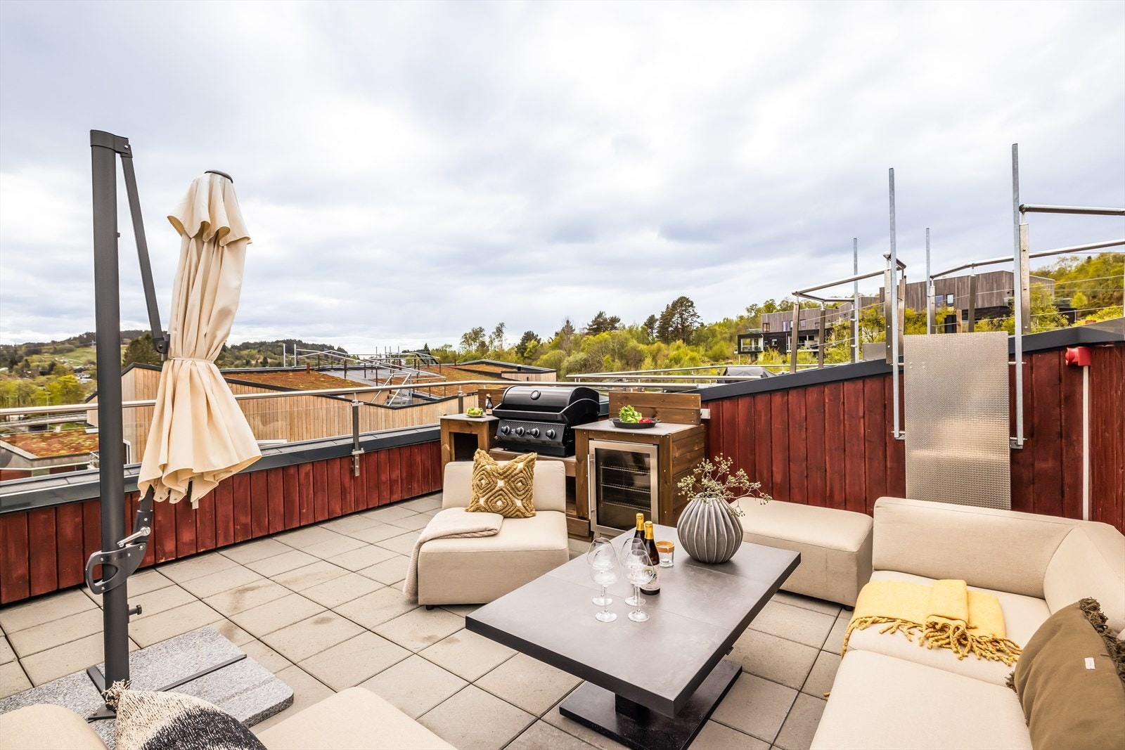 Den private takterrassen måler til 23 m² og har god plass til ulike soner. Galleribilde