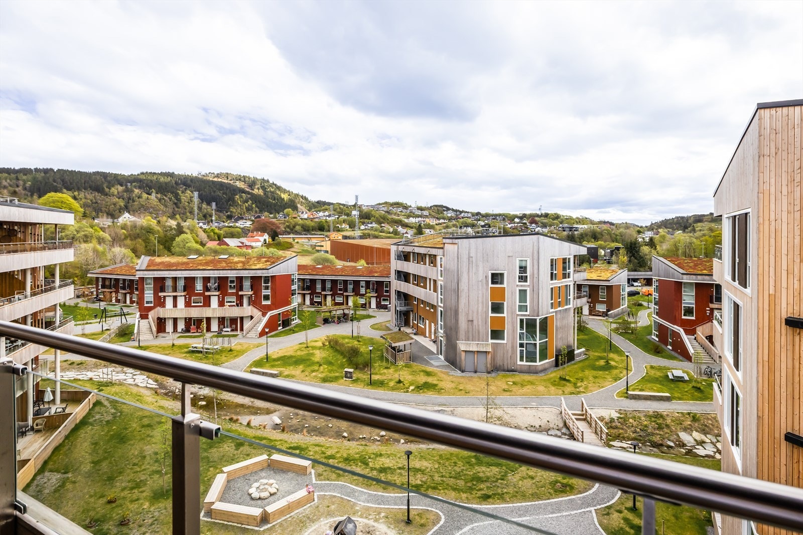 Utsikt mot sameiets flotte fellesområder og omkringliggende fjell. Galleribilde