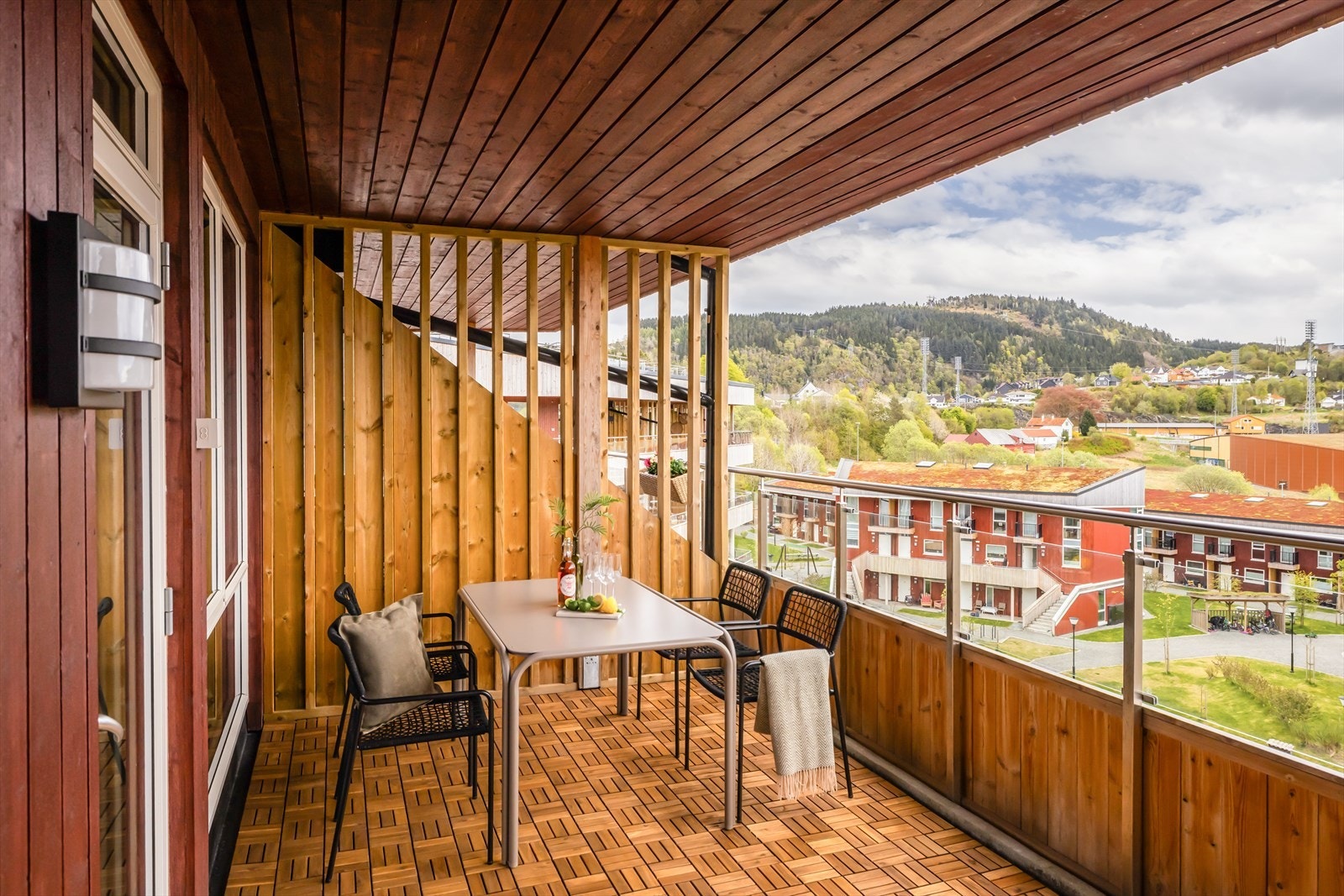 Leilighetens andre uteplass er en stor overbygget altan på 17 m² med utgang fra stuen. Galleribilde