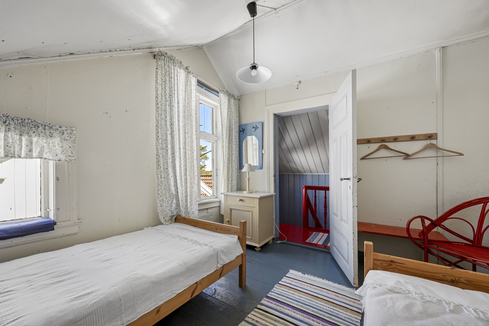 Romslig soverom med god plass til flere senger eller stor dobbeltseng. Galleribilde
