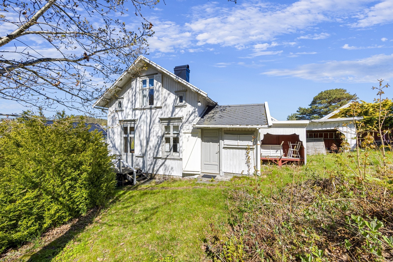 Boligen har enkel tilgang til uteplassen med sitteområde. Galleribilde