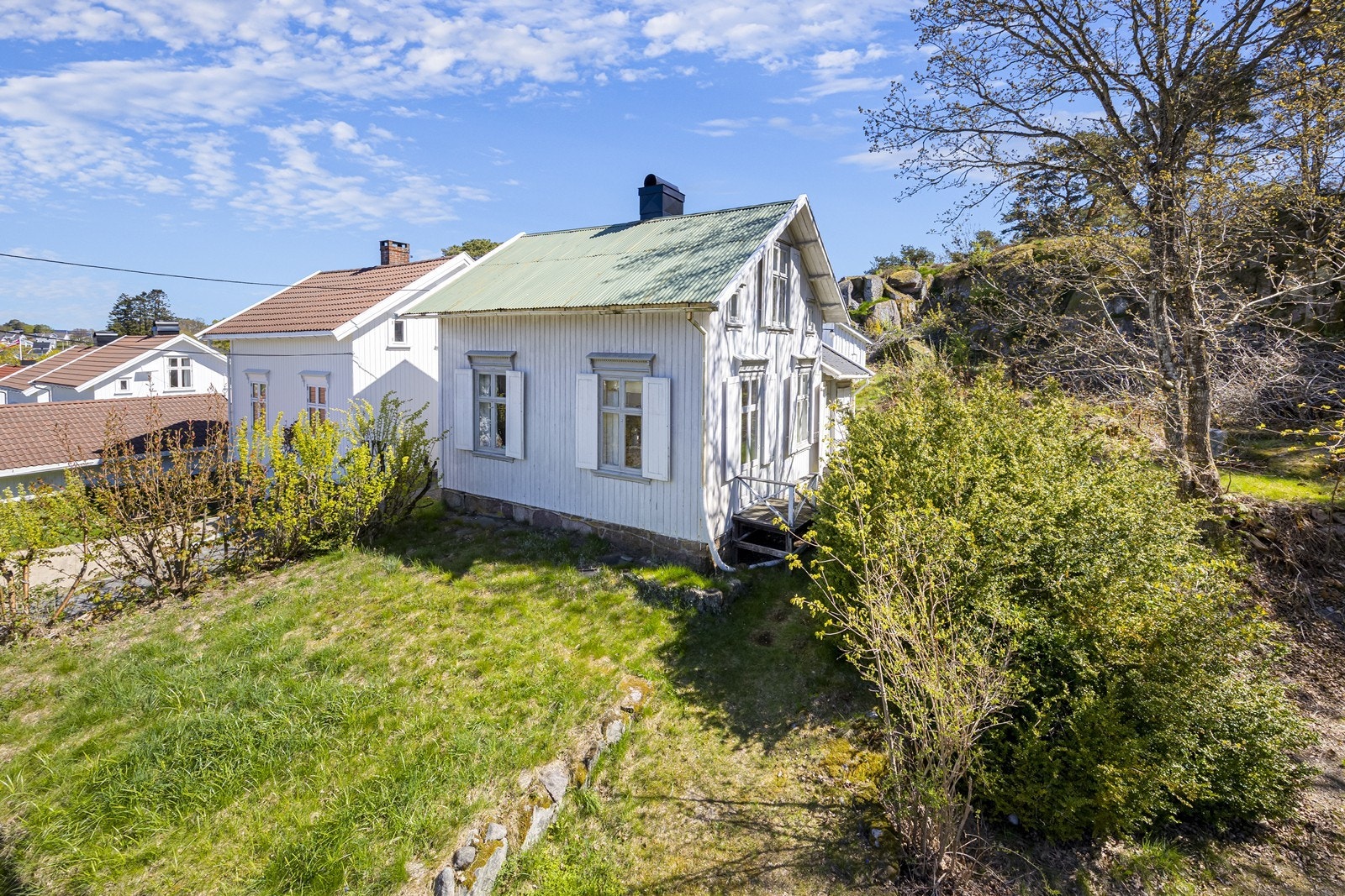 Eiendommen ligger på en tomt med god plass og naturlig vegetasjon. Galleribilde