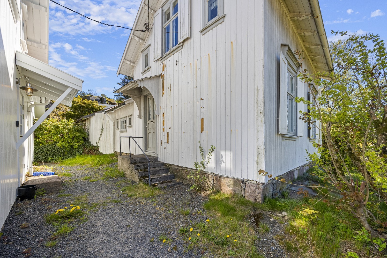 Boligen har en klassisk fasade og er omkranset av grønne omgivelser. Galleribilde